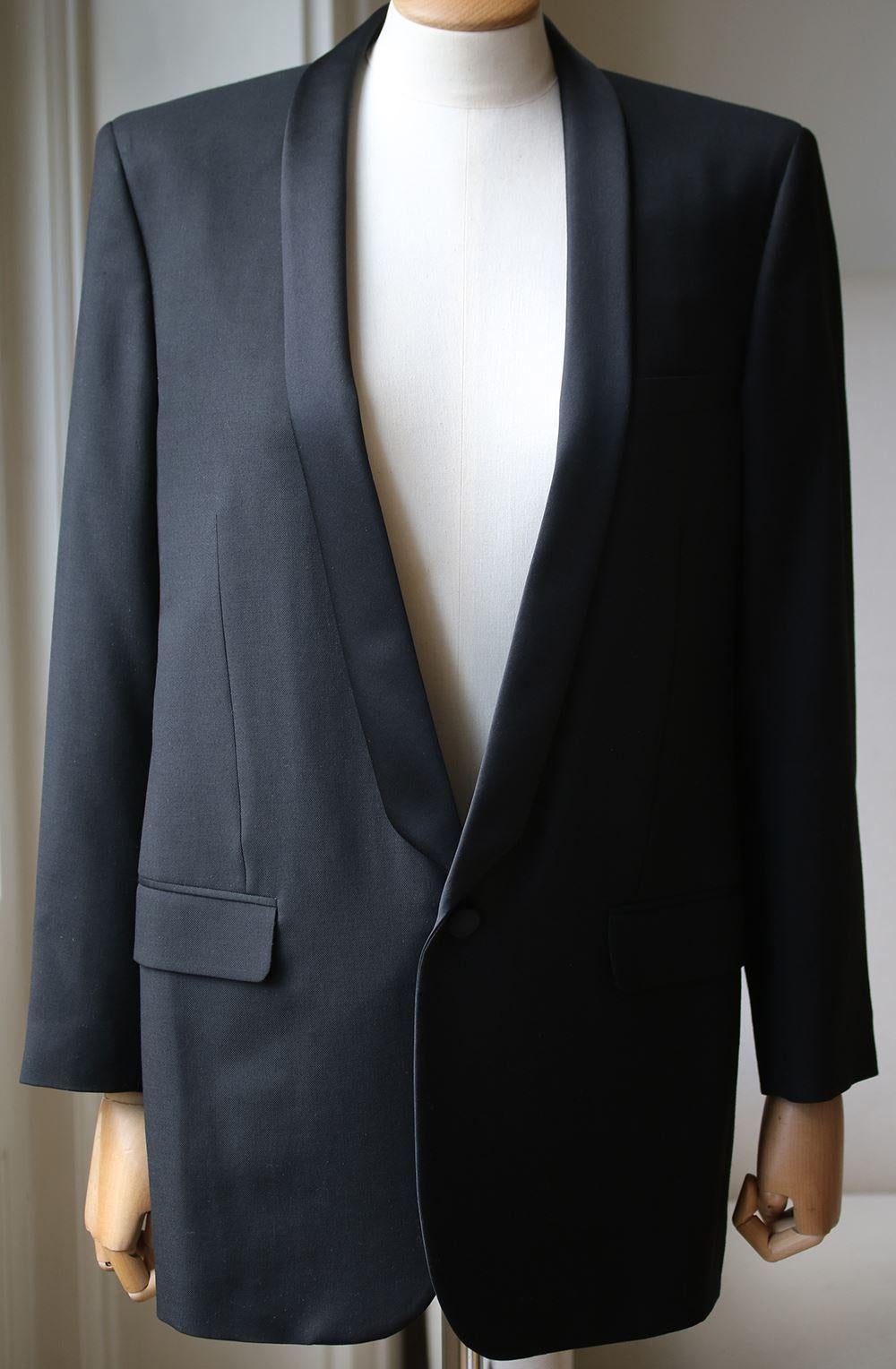 Yves saint laurent introduced the iconic 'le smoking' tuxedo in 1966. Hedi slimane's modern interpretation of the jacket features the same sleek, androgynous cut. Fully lined in silk for a smooth fit, this satin -trimmed wool-gabardine style is a