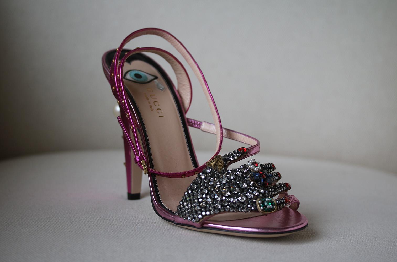 Constructed in italy according to gucci's exacting standards, these pink leather sandals will add a decorative flourish to even the most off-duty of days. The ideal choice for dressing up or down, these intricately detailed gucci sandals are