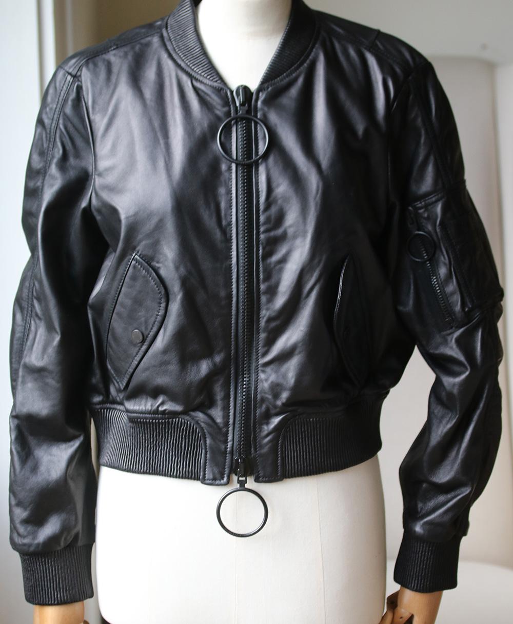 Channel modern urban cool in this leather bomber from Off-White. Crafted in Milan this black leather jacket stays contemporary and reflects the brand's off-beat aesthetic. It features a cropped style, a front zip fastening with signature large ring