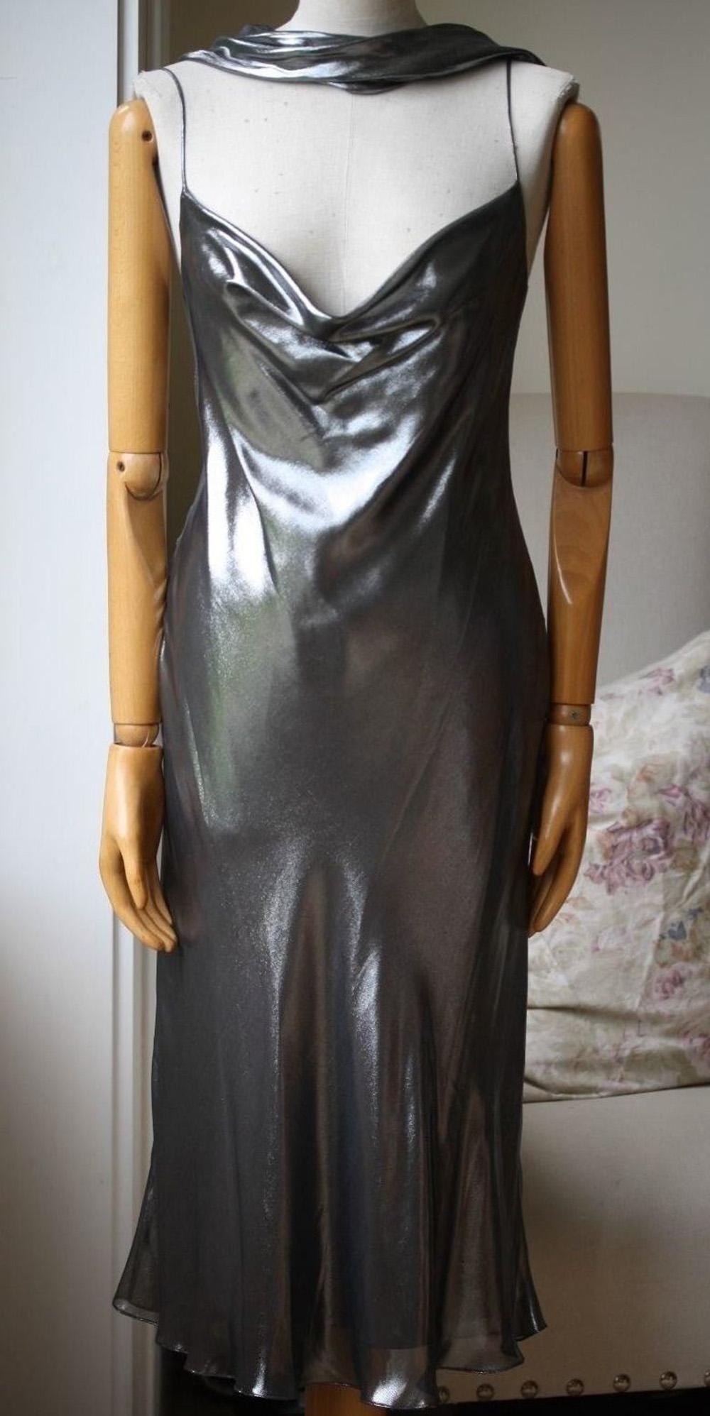 Cushnie et Ochs gunmetal Zelda dress. Lamé. Draped neckline, fully lined. Concealed hook and zip fastening at back. 100% polyester; lining: 100% silk.

Size: US 6 (UK 10, FR 38, IT 42)

Condition: As new condition, no sign of wear. 