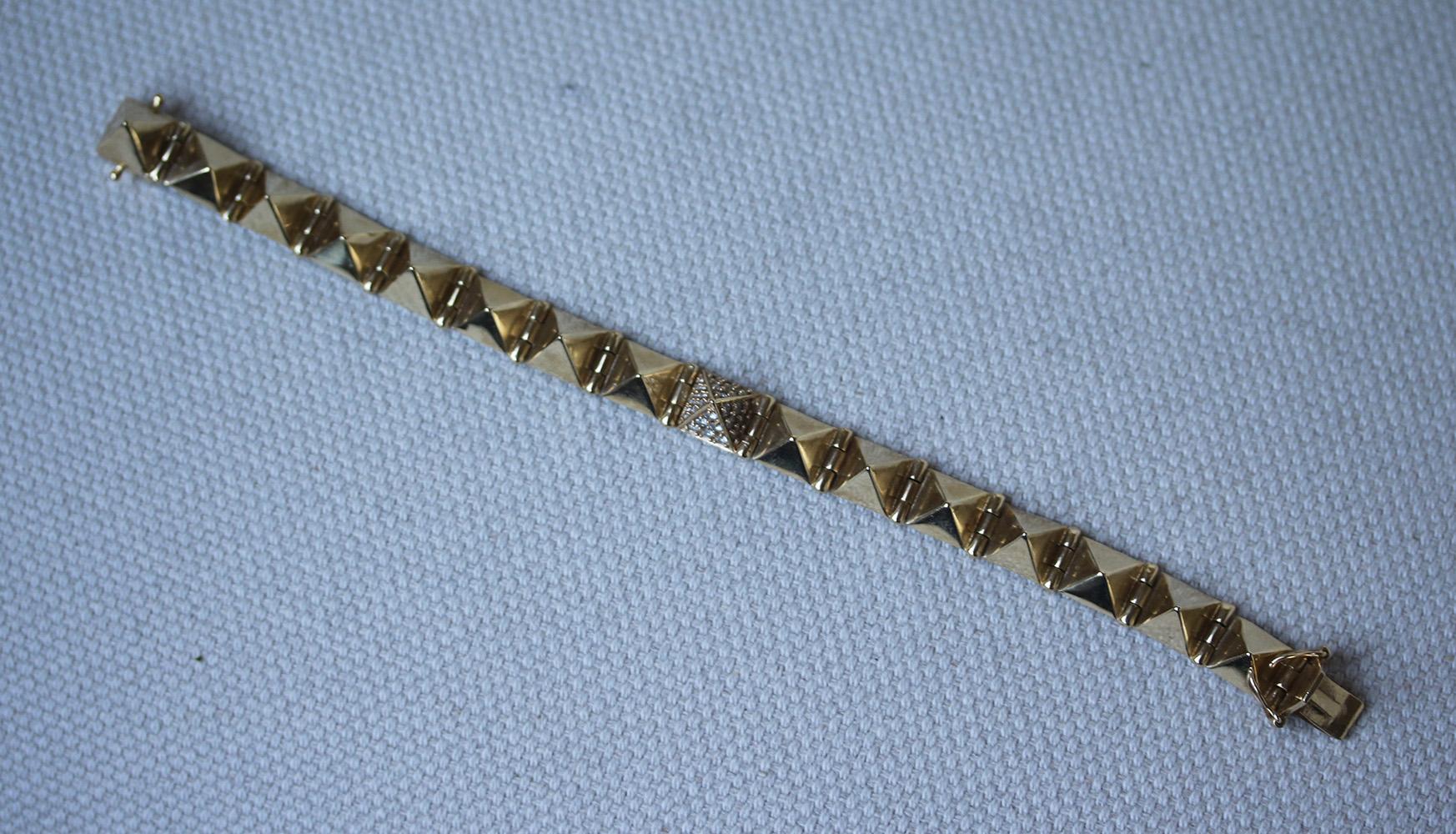 Anita Ko 14ct yellow gold spike bracelet with one diamond spike. 0.25cts Diamonds.

Dimensions: Length - 17.5 cm 
Width - 0.7 cm

Condition: No sign of wear. Does not come with its box.
