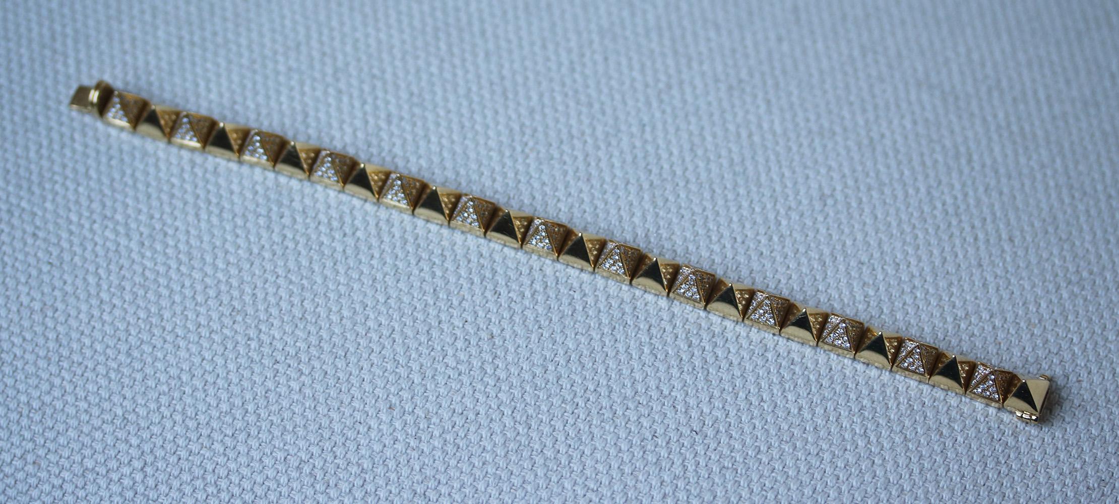 18k Yellow Gold alternating diamond link spike bracelet. 2.6cts diamonds

Dimensions: Approx. Length - 16.2 cm 
Width - 0.5 cm

Condition: As new condition. Does not come with its box.