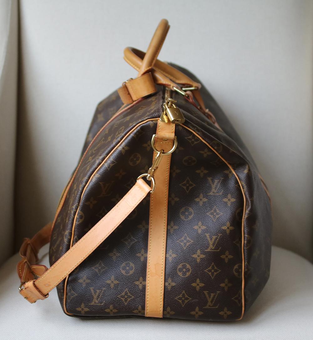 Faithful to Louis Vuitton's trunk-maker history, Mon Monogram perpetuates a tradition of refinement and service. Monogram canvas, brown canvas lining, natural cowhide trim. Golden brass pieces. Double zip closure. Rounded leather handles. Removable