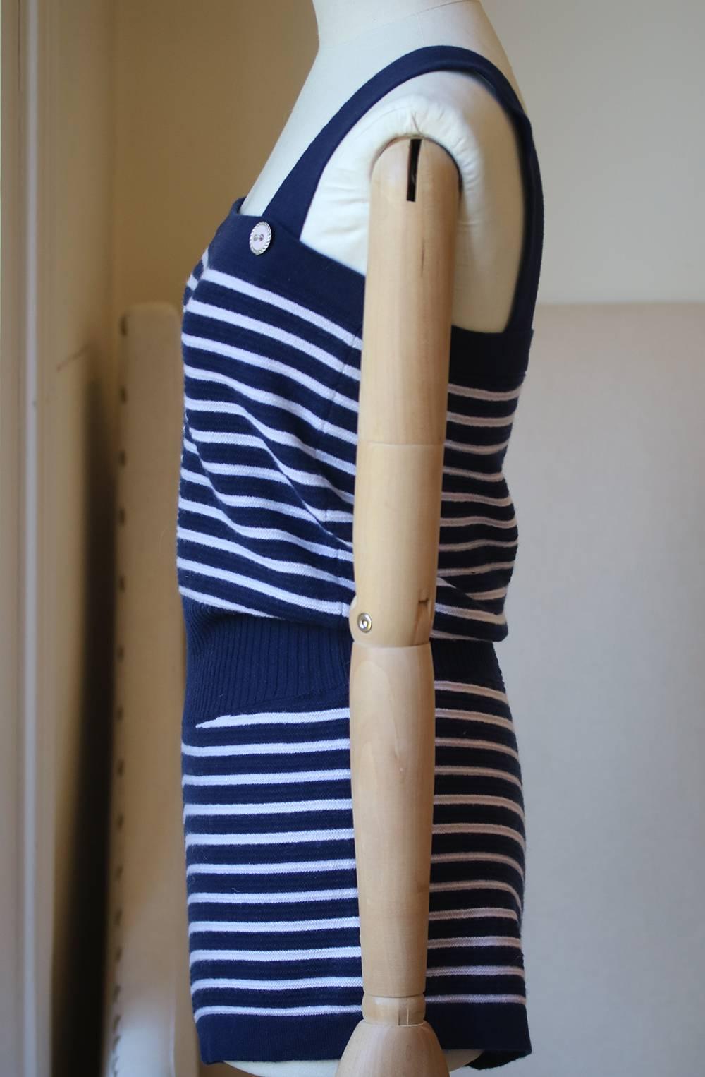 Chanel knitted navy and white stripe playsuit. Cinched in waist. 100% Cashmere.

Size: FR 36 (UK 8, US 4, IT 40)

Condition: No sign of wear.