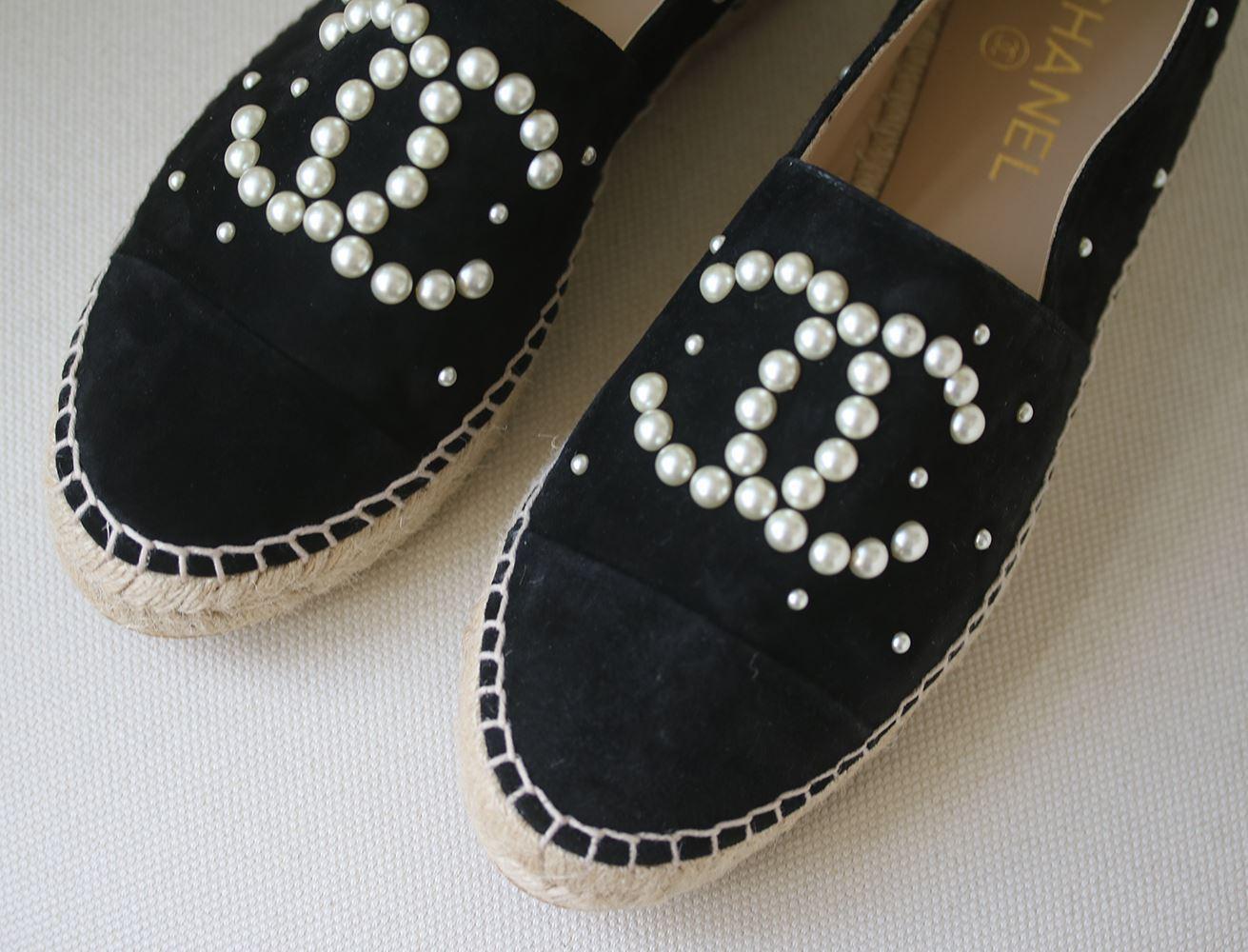 Chanel Suede Pearl Embellished CC Espadrilles. Black. These espadrilles have an upper of black calfskin suede and a toe cap in black suede. They feature a Chanel CC studded logo with faux white pearls. Come up small.

Size: EU 39 (UK 6, US