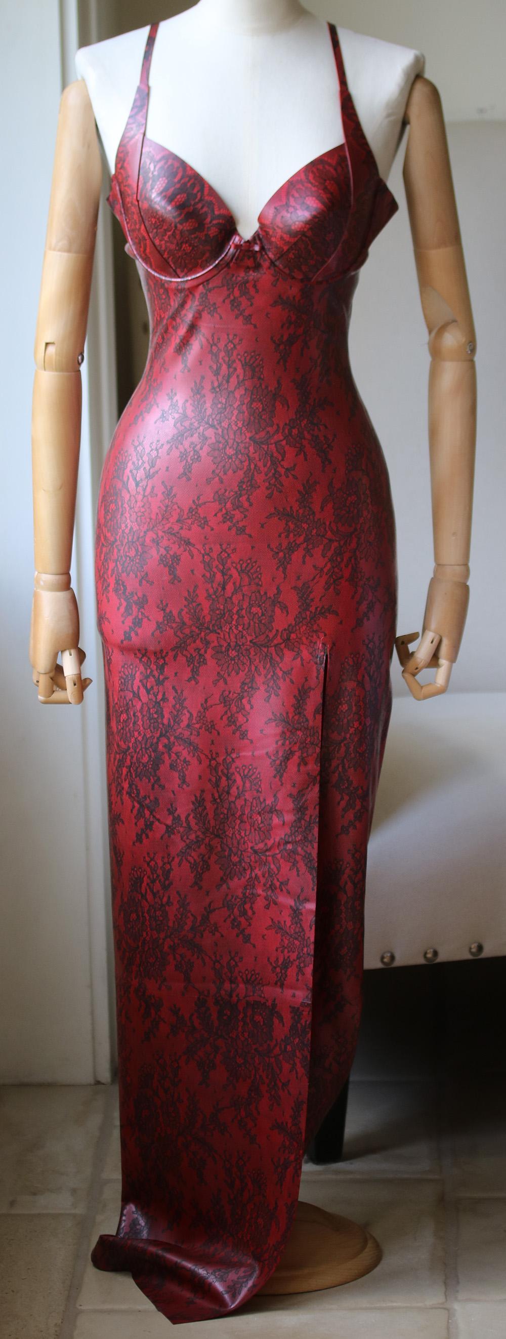 Printed Lady P Long Evening Dress with Special Print Cups in Pearlsheen Red Lace. 100% Latex.

Size: XSmall (UK 6, US 2, FR 34, IT 38)

Dimensions: Approx. 

Bust: 79 - 84 cm

Underbust: 65 - 70 cm 

Waist: 58.5 - 63.5 cm 

Buttocks: 84 - 89 cm