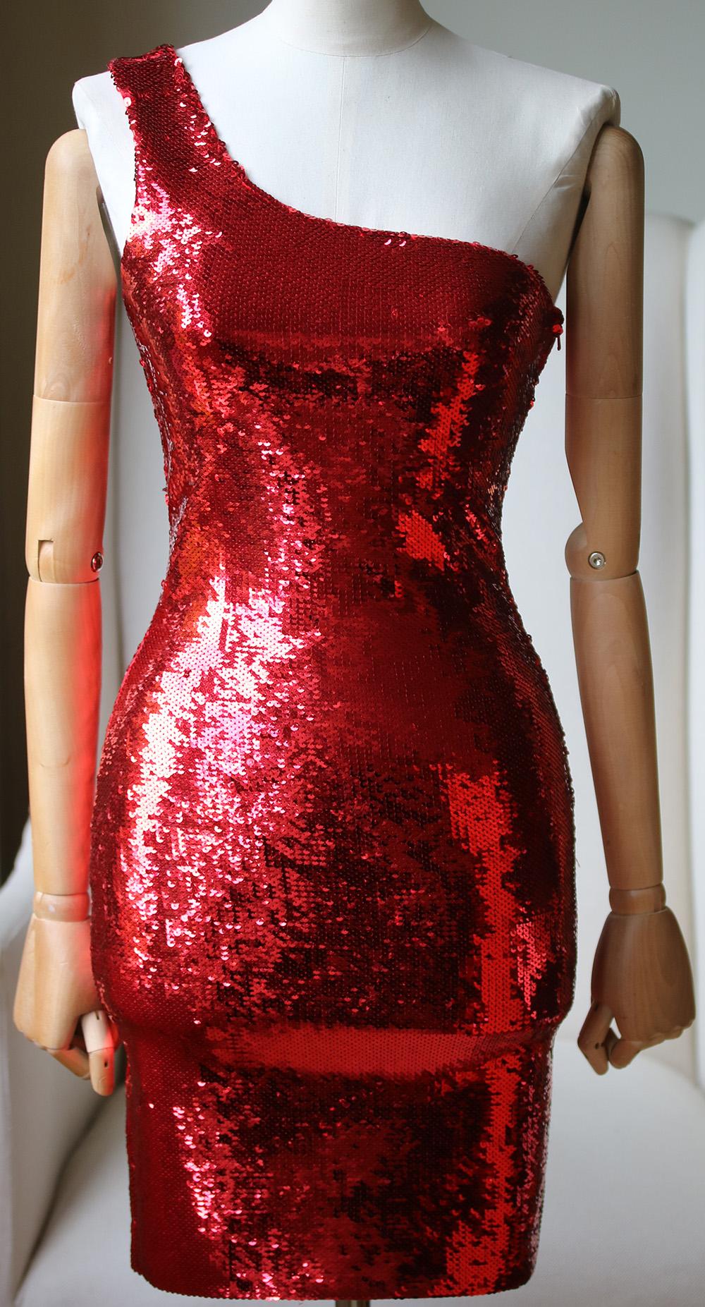 Embodying the label's rock'n'roll aesthetic, this thigh-skimming number by Saint Laurent ensures an all-eyes-on-you entrance. A body-con silhouette is finished with a one-shoulder neckline for a sexy, asymmetrical edge. Red sequins adorn the design