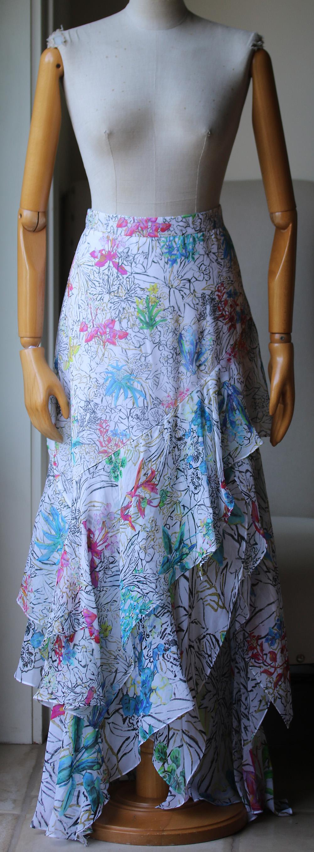 Ankle length. Printed. Silk-georgette. Ruffled. Concealed zip fastening along back. Fully lined. Asymmetric slit. 100% Silk.

Size: UK 12 (US 8, FR 40, IT 44)

Condition: As new condition, no sign of wear.