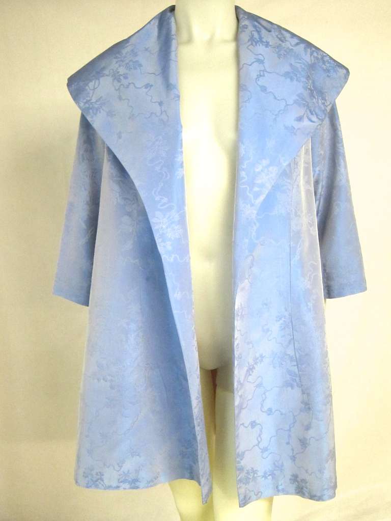 Gorgeous opera swing coat of a shimmering taffeta brocade pattern. It has a lovely large collar. Perfect to wear to summer event or wedding or just with jeans!

Bust:     44