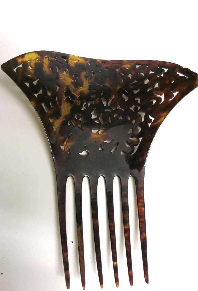 Antique LARGE Tortoise Like Ornate Mantilla Decorative Hair Comb In Excellent Condition For Sale In San Francisco, CA