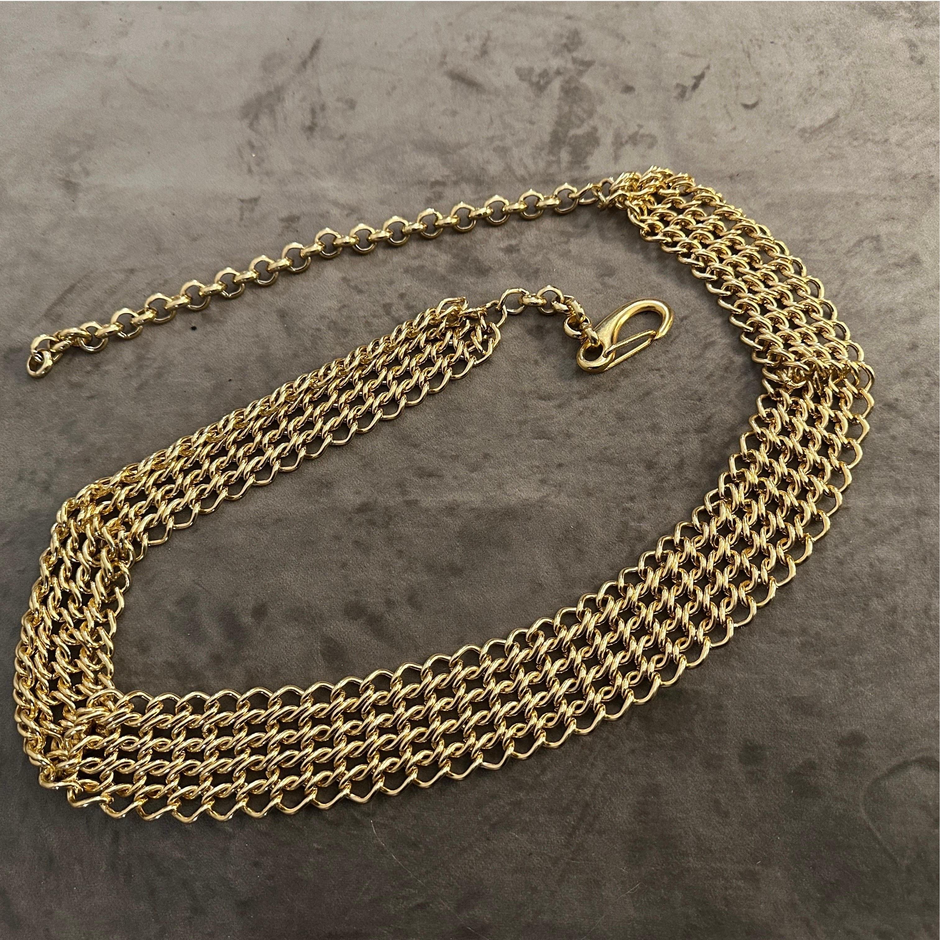 Questa squisita cintura a catena in ottone italiana vintage è un notevole pezzo di bigiotteria degli anni '80 che cattura perfettamente l'estetica audace e lussuosa dell'epoca. Questa cintura è un accessorio versatile e accattivante, pronto a