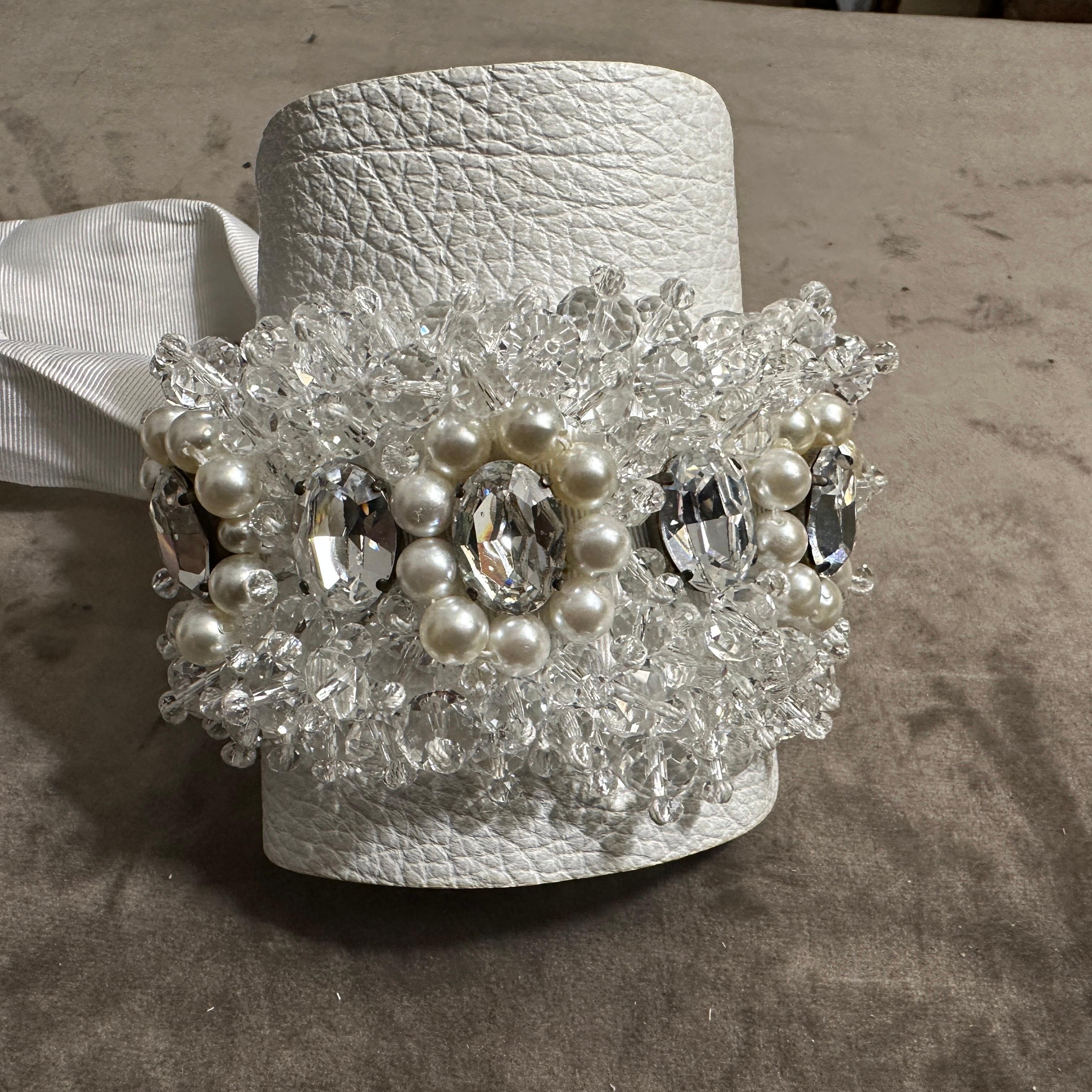 Contemporaneo Uno stravagante bracciale del XXI secolo in pelle, seta, cristalli e perle di Gedebè in vendita