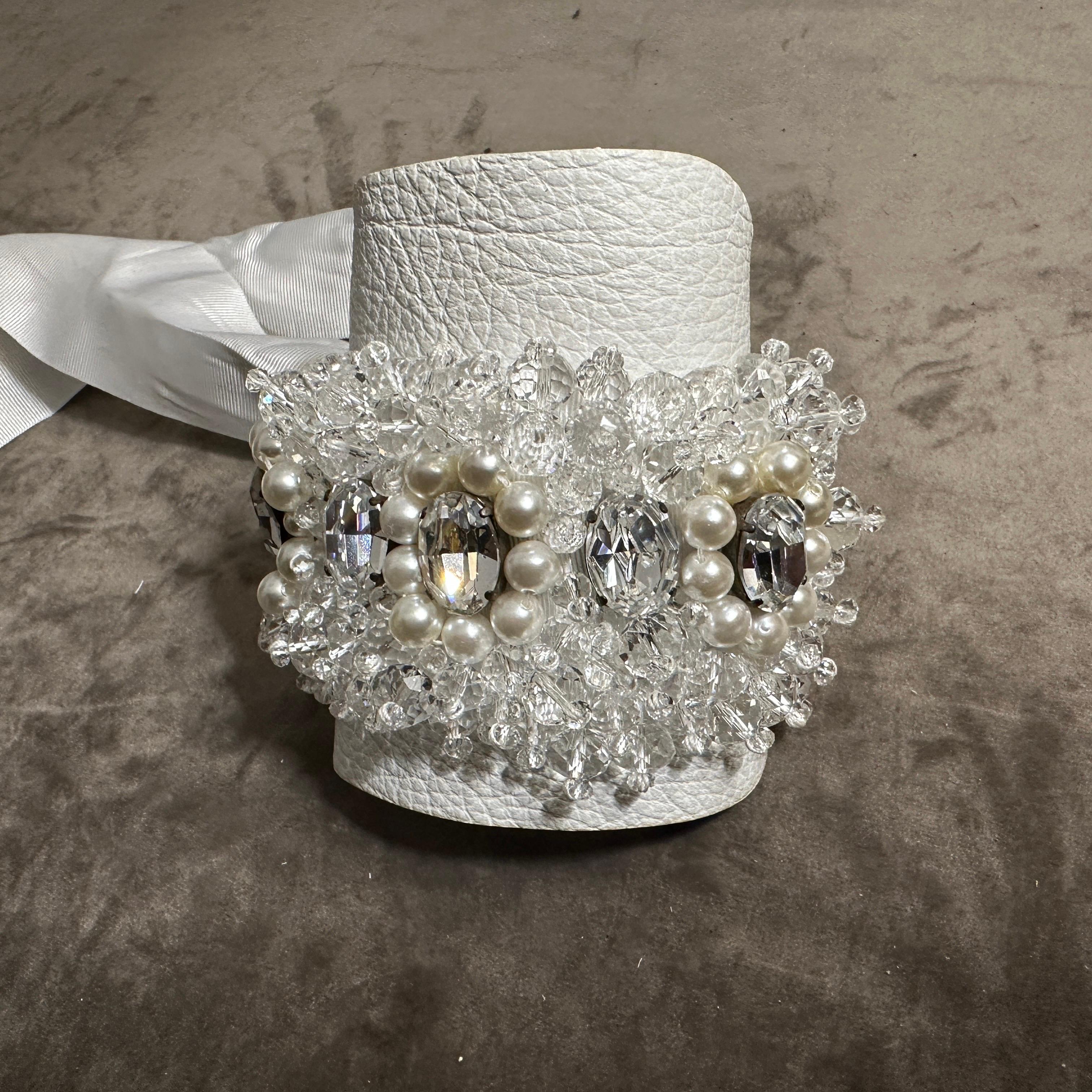Uno stravagante bracciale del XXI secolo in pelle, seta, cristalli e perle di Gedebè In condizioni Nuovo in vendita a Aci Castello, IT
