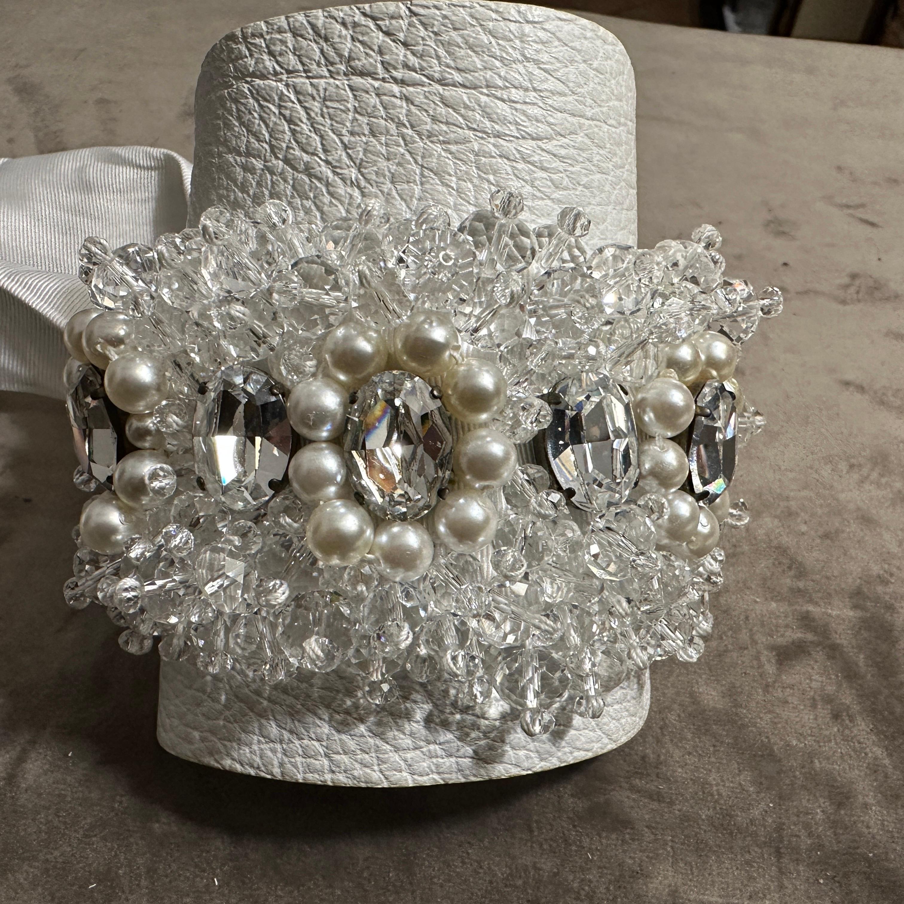 Uno stravagante bracciale del XXI secolo in pelle, seta, cristalli e perle di Gedebè in vendita 3