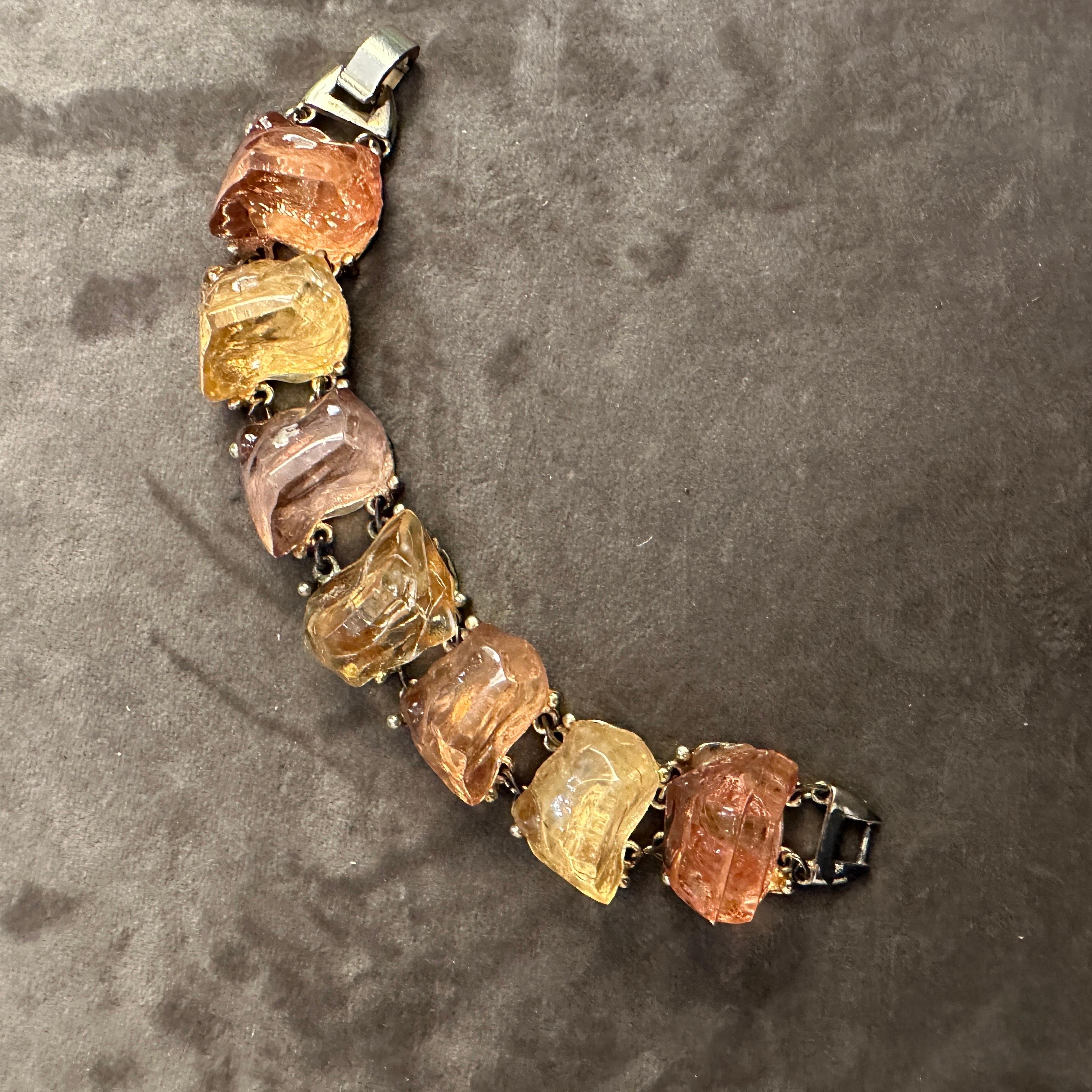 Donna Bracciale italiano anni '70 con pietre di quarzo sintetico dalle tonalità calde in vendita