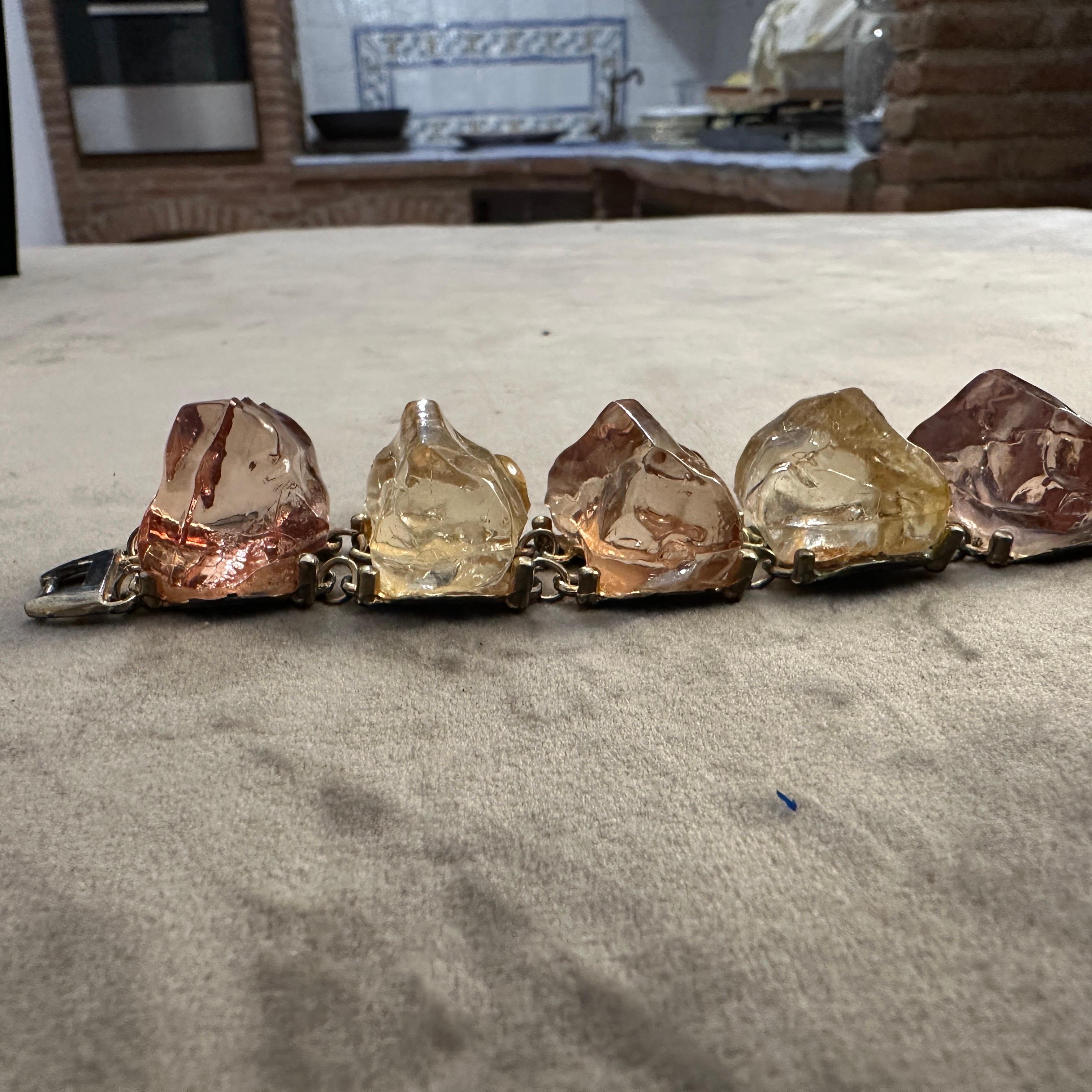Bracciale italiano vintage anni '70 - Pietre di quarzo sintetico sfaccettate in tonalità calde
Abbraccia lo stile vivace degli anni '70 con questo affascinante braccialetto vintage italiano. Questo pezzo accattivante presenta una serie di pietre di