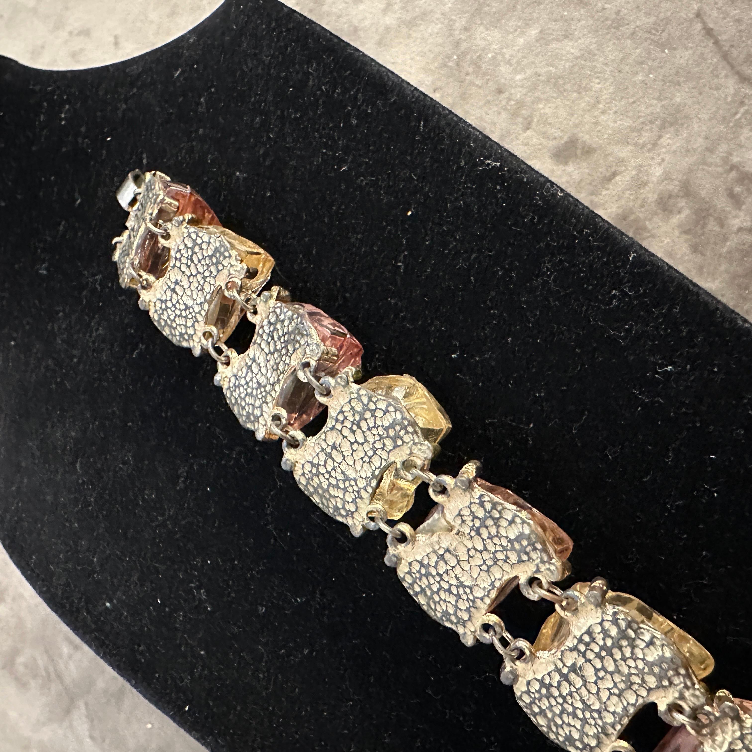 Bracciale italiano anni '70 con pietre di quarzo sintetico dalle tonalità calde in vendita 2