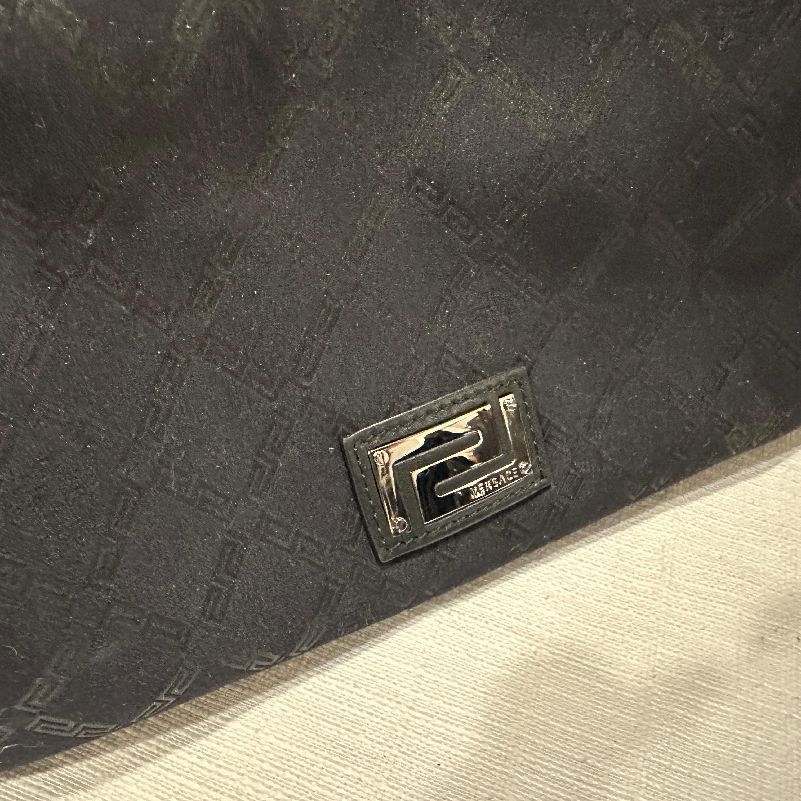 1990er Jahre Schwarze Handtasche aus Stoff und Leder von Gianni Versace im Zustand „Hervorragend“ im Angebot in Aci Castello, IT