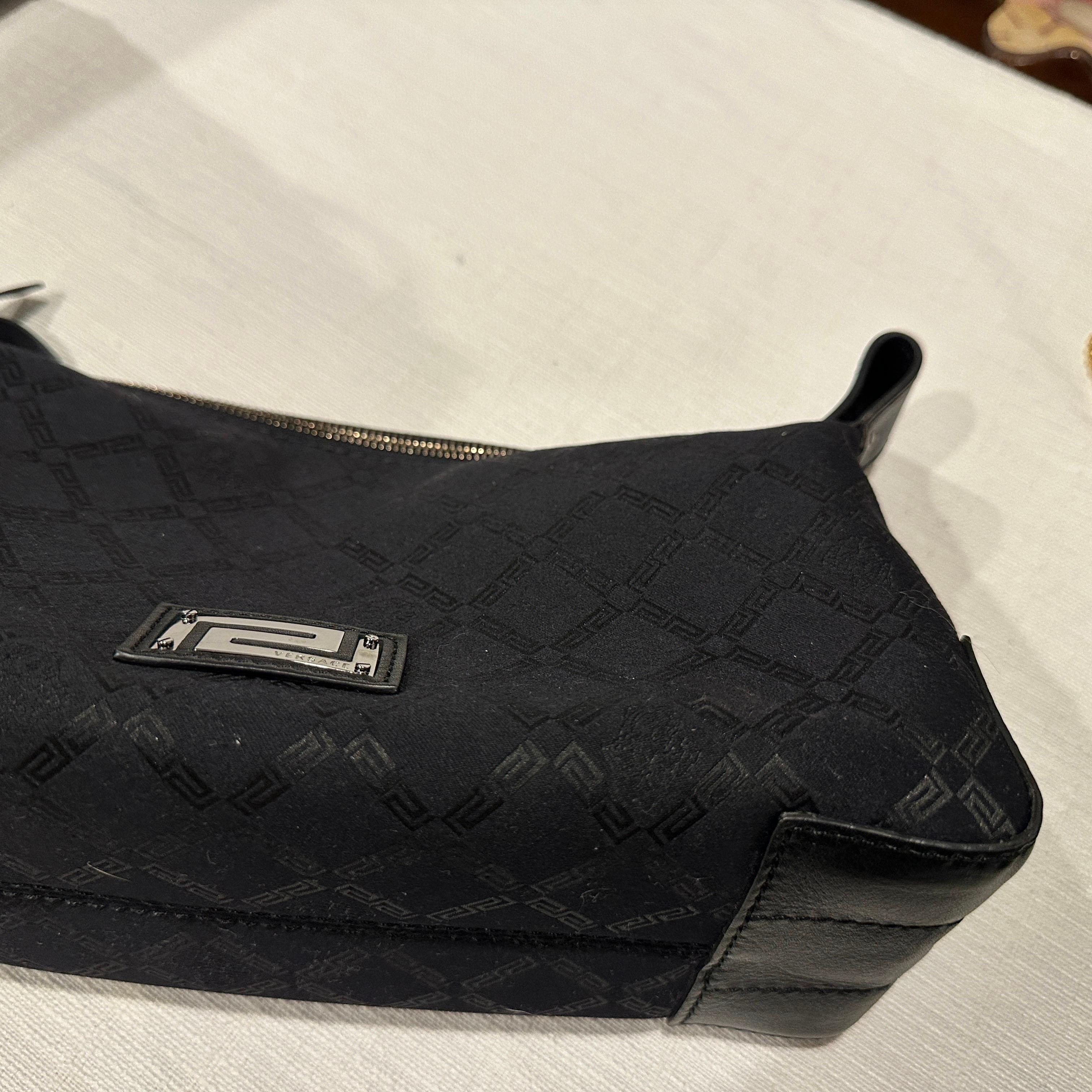 1990er Jahre Schwarze Handtasche aus Stoff und Leder von Gianni Versace für Damen oder Herren im Angebot