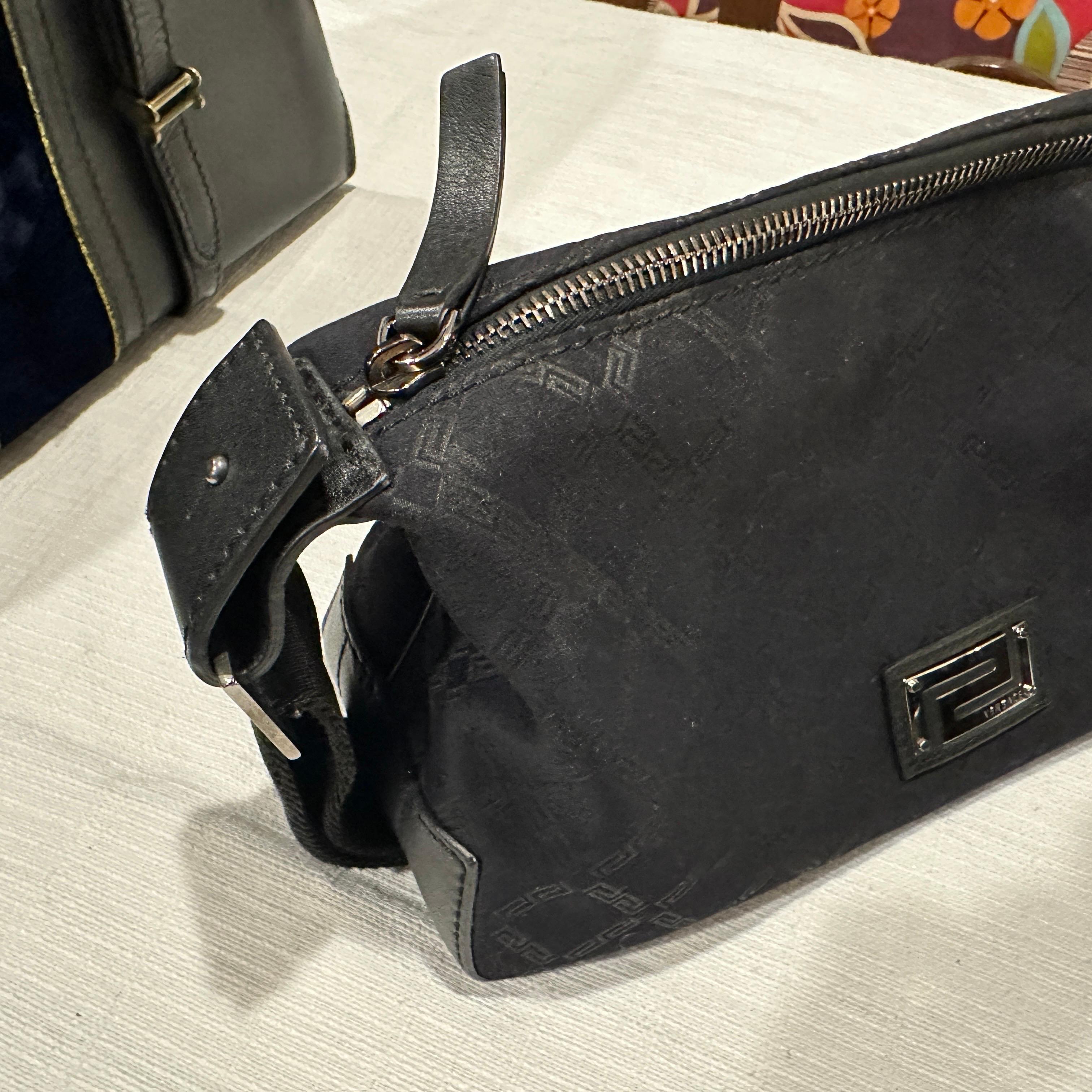 1990er Jahre Schwarze Handtasche aus Stoff und Leder von Gianni Versace im Angebot 1
