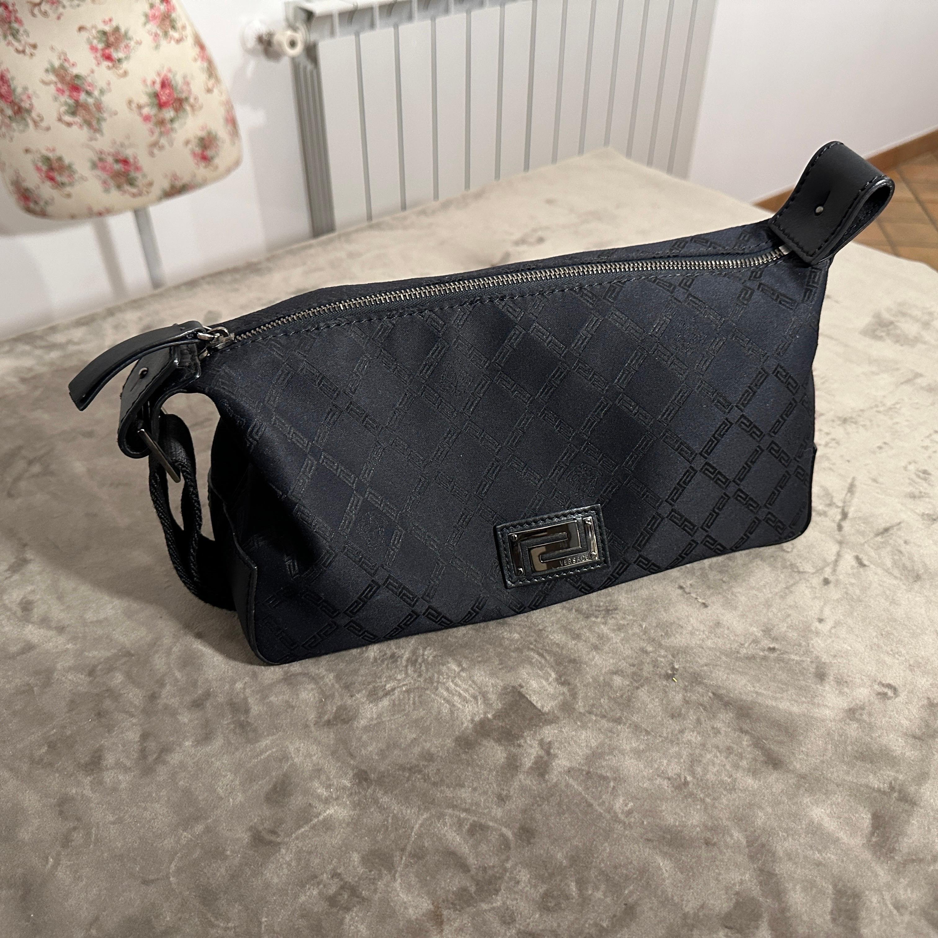 1990er Jahre Schwarze Handtasche aus Stoff und Leder von Gianni Versace im Angebot 5