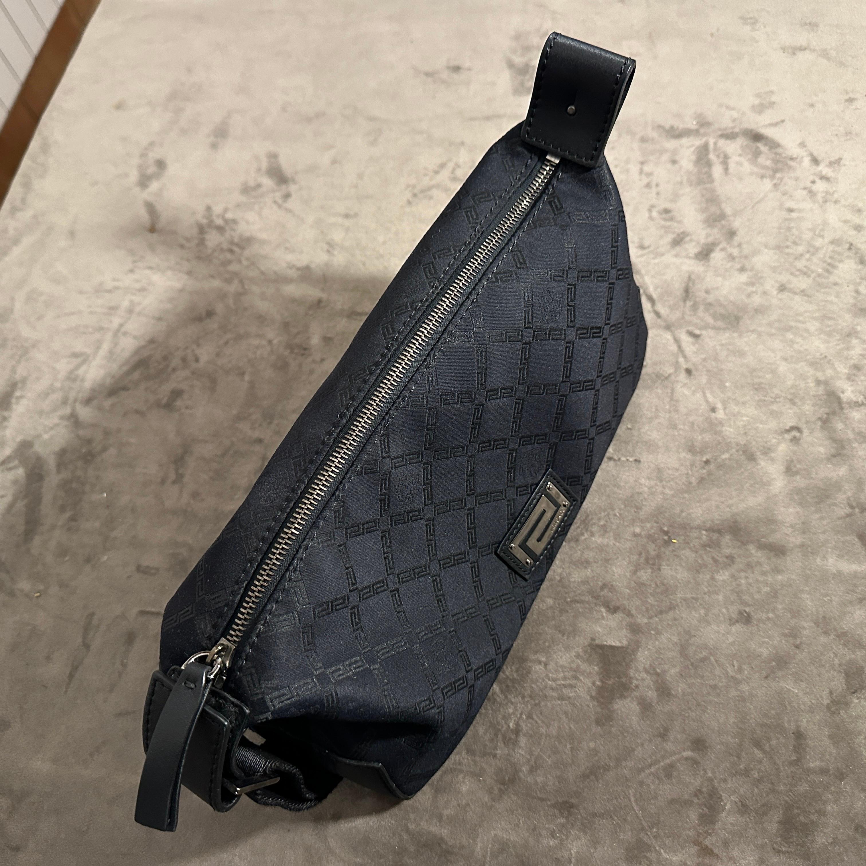 1990er Jahre Schwarze Handtasche aus Stoff und Leder von Gianni Versace im Angebot 4