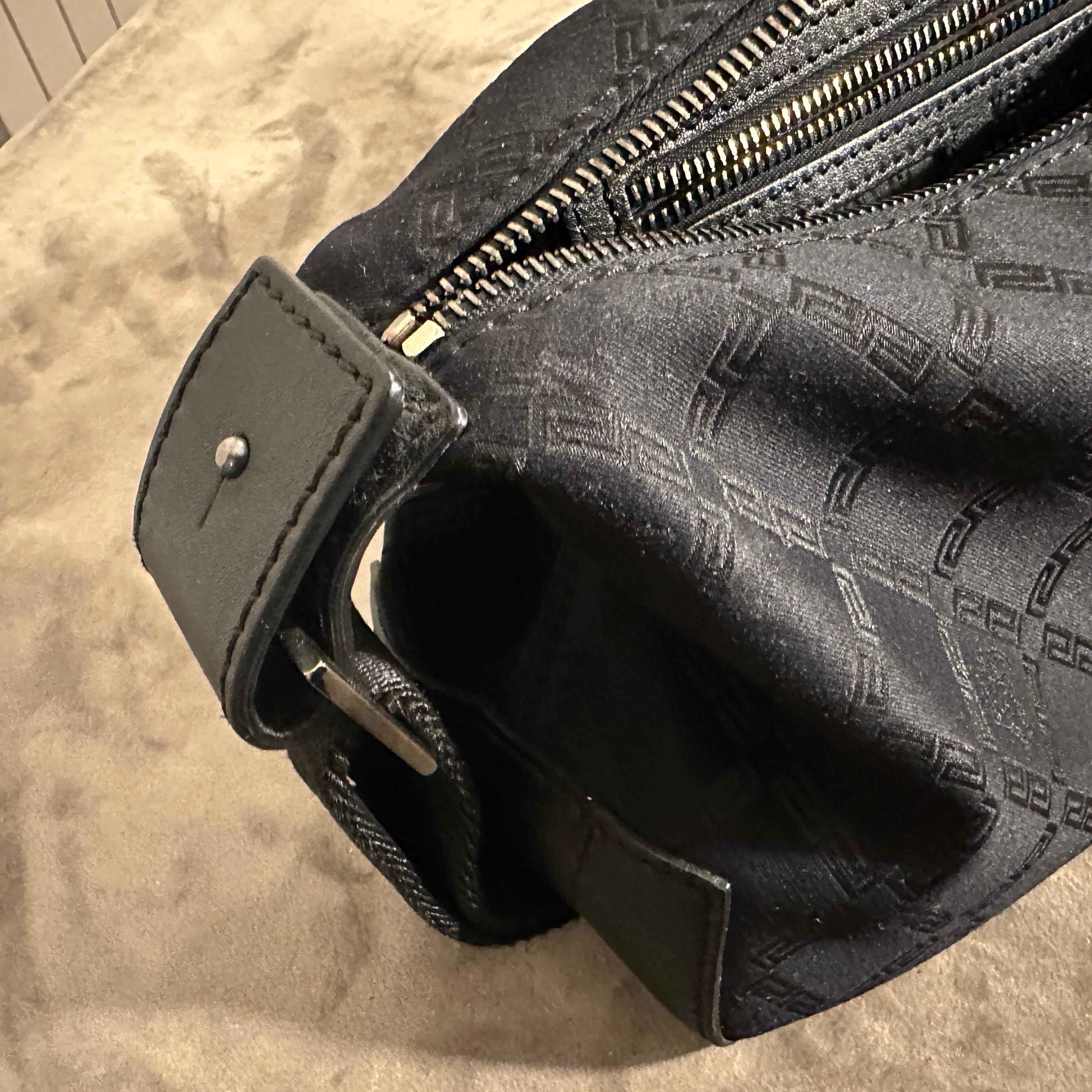 1990er Jahre Schwarze Handtasche aus Stoff und Leder von Gianni Versace im Angebot 7