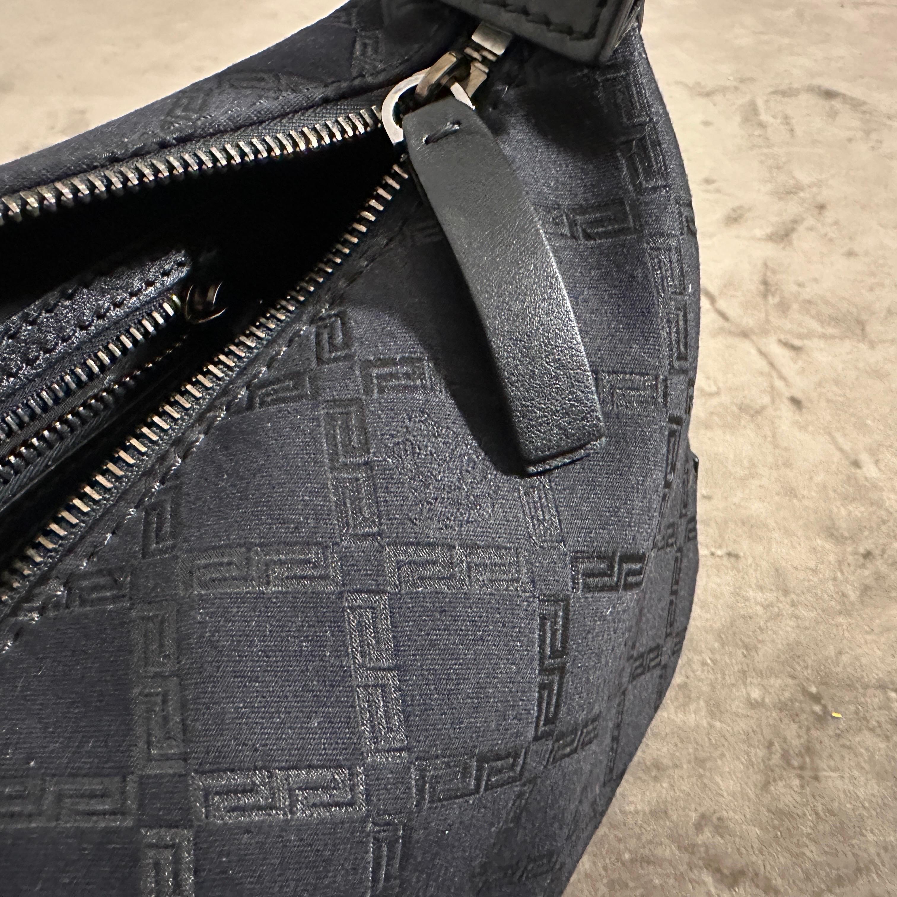 1990er Jahre Schwarze Handtasche aus Stoff und Leder von Gianni Versace im Angebot 6