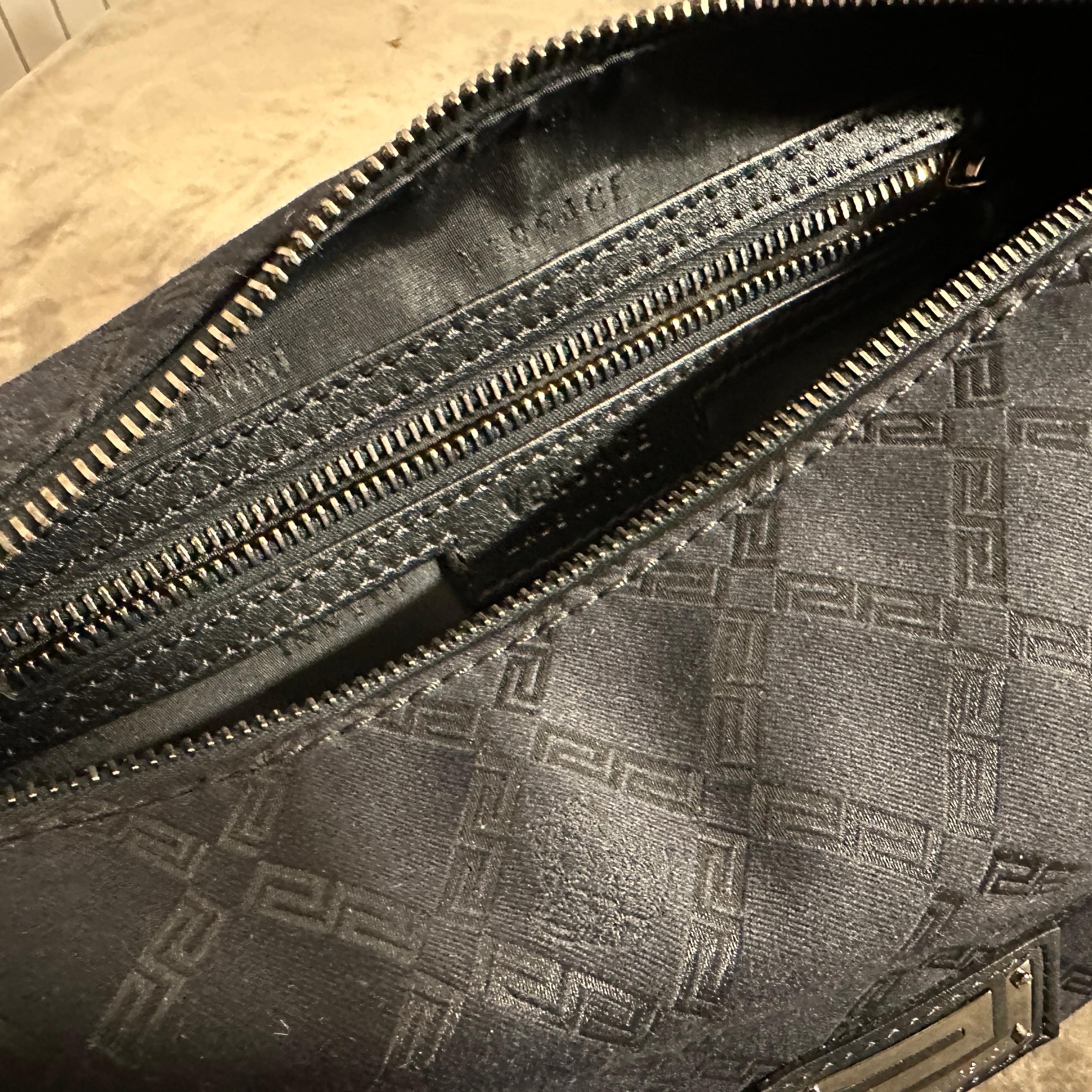 1990er Jahre Schwarze Handtasche aus Stoff und Leder von Gianni Versace im Angebot 8