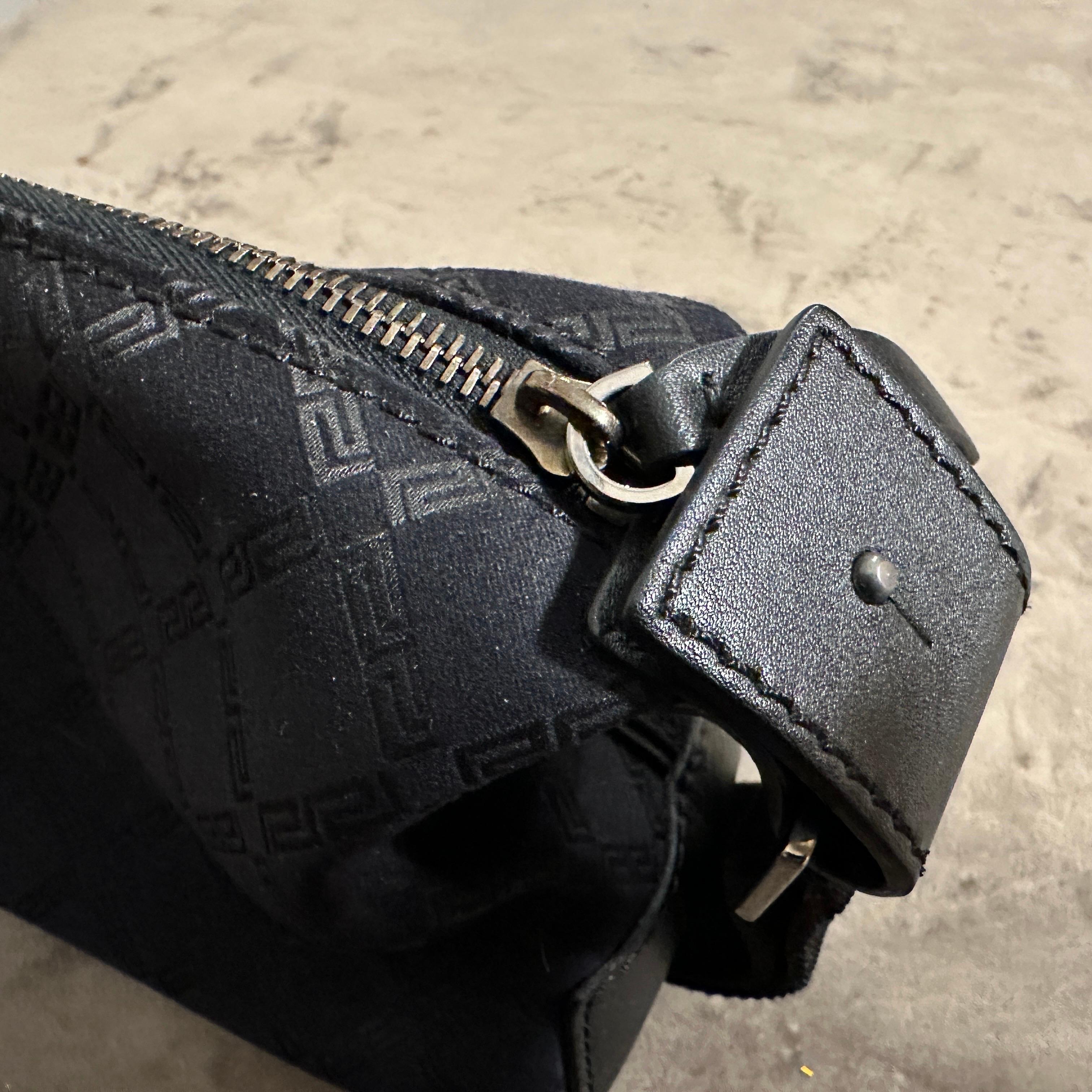 1990er Jahre Schwarze Handtasche aus Stoff und Leder von Gianni Versace im Angebot 10