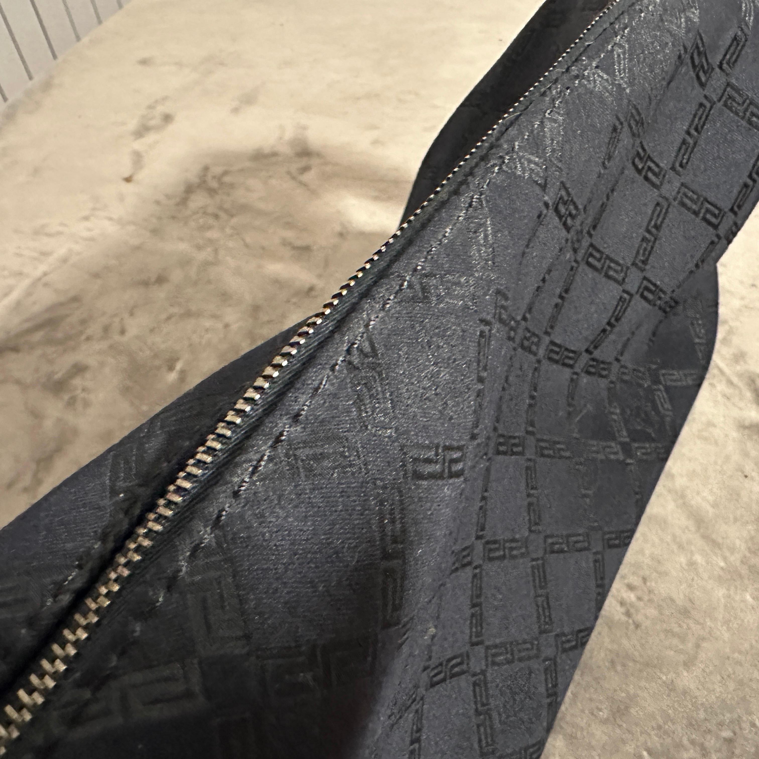 1990er Jahre Schwarze Handtasche aus Stoff und Leder von Gianni Versace im Angebot 11