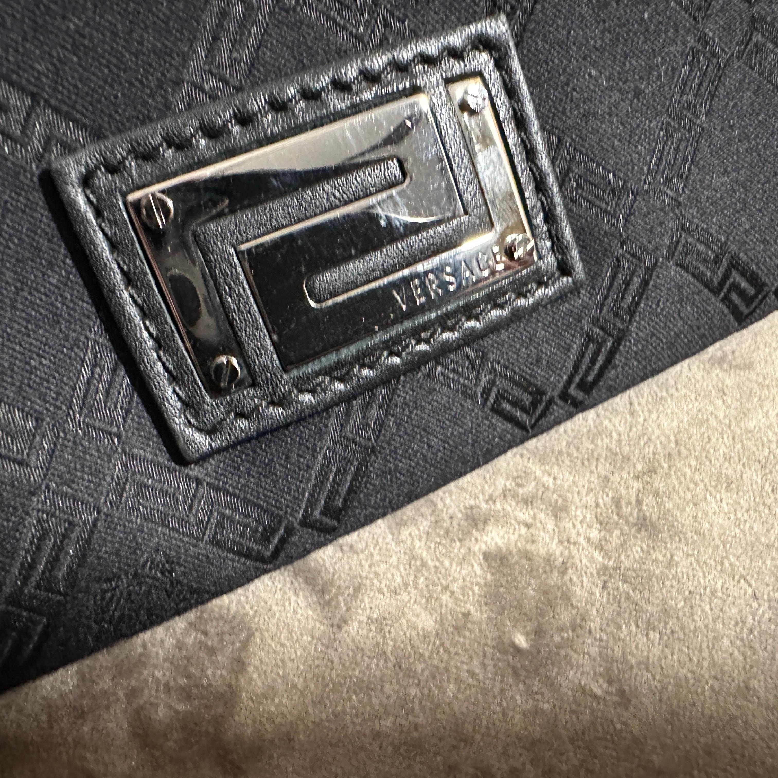 1990er Jahre Schwarze Handtasche aus Stoff und Leder von Gianni Versace im Angebot 12