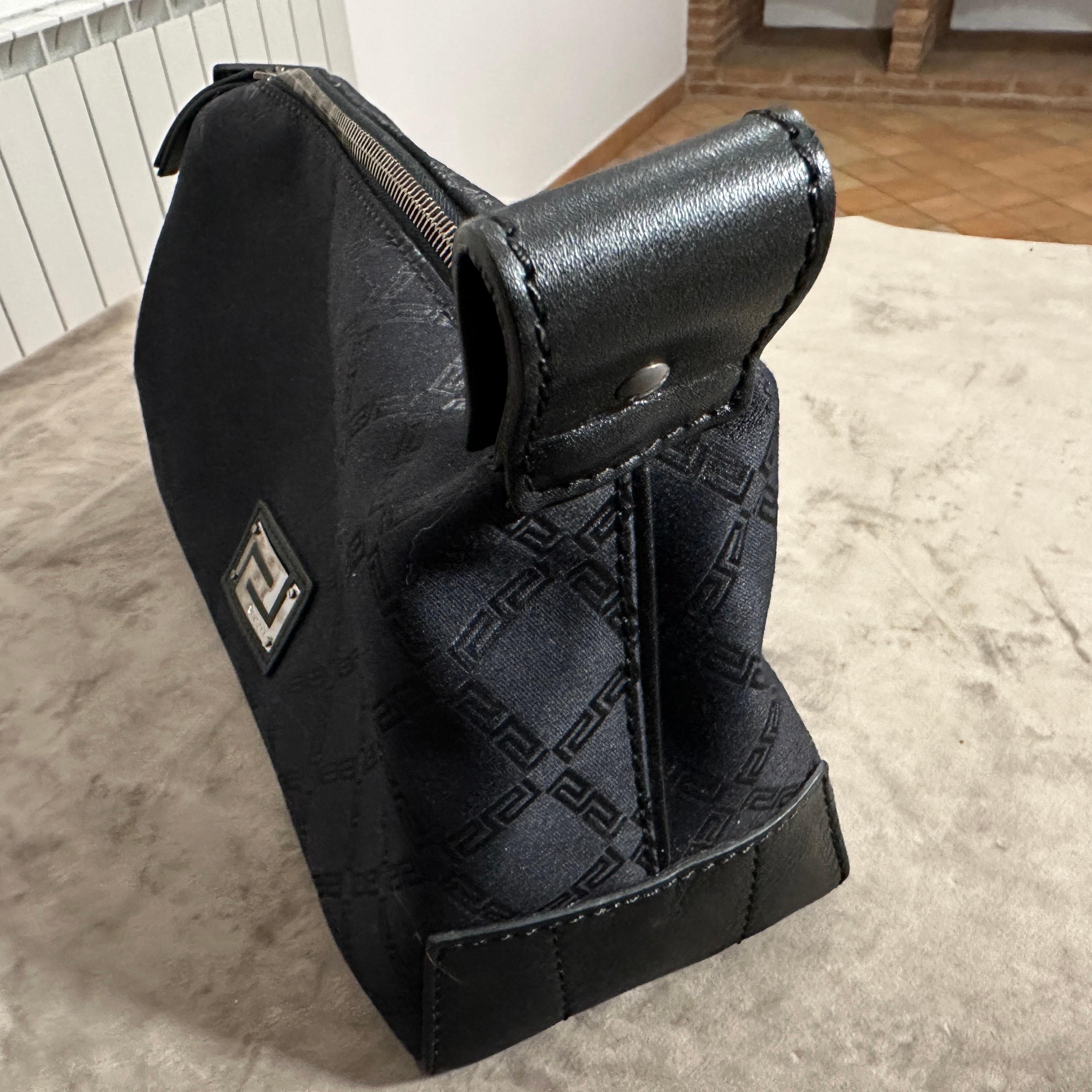 1990er Jahre Schwarze Handtasche aus Stoff und Leder von Gianni Versace im Angebot 13