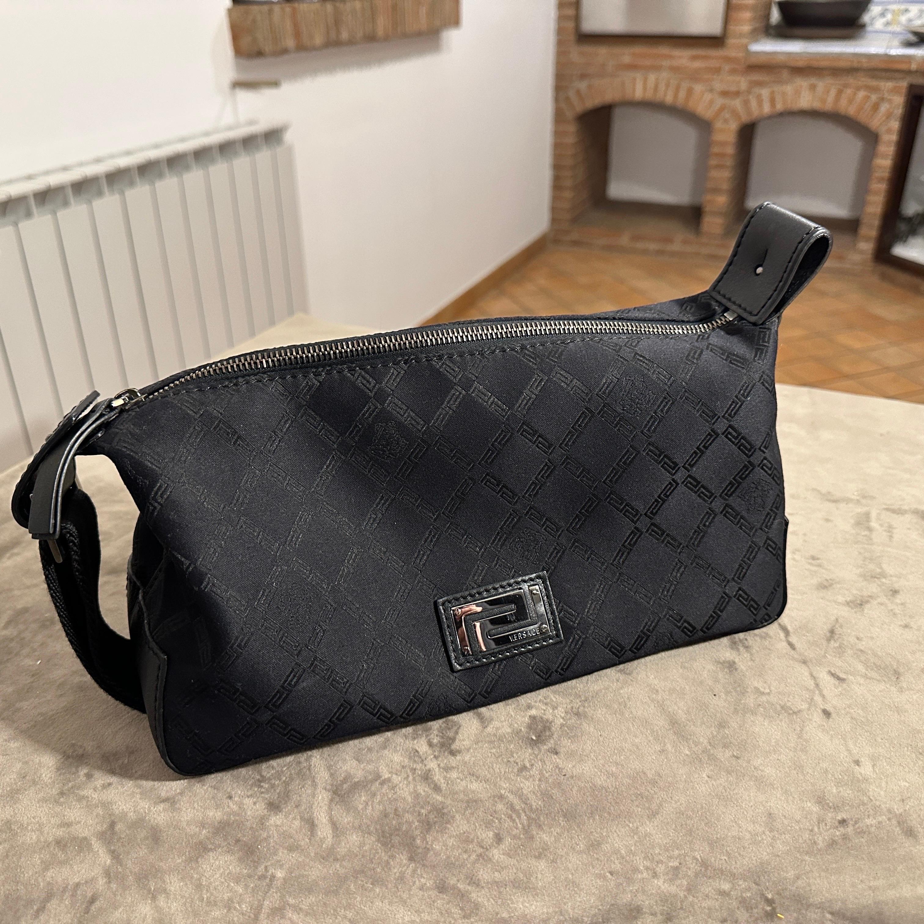 1990er Jahre Schwarze Handtasche aus Stoff und Leder von Gianni Versace im Angebot 14