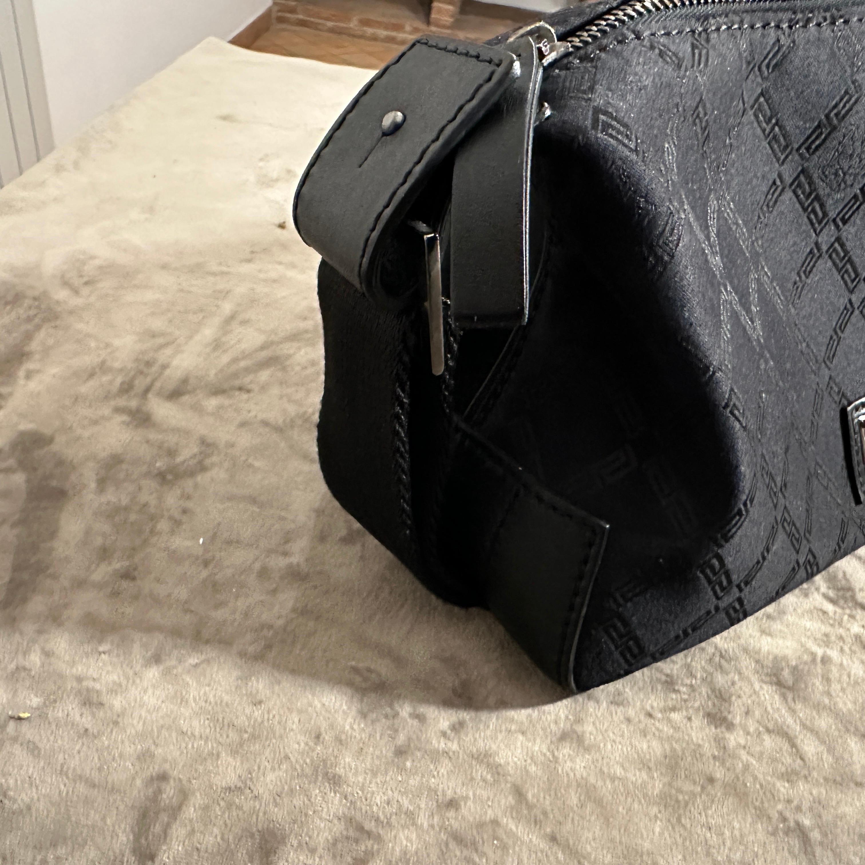 1990er Jahre Schwarze Handtasche aus Stoff und Leder von Gianni Versace im Angebot 15