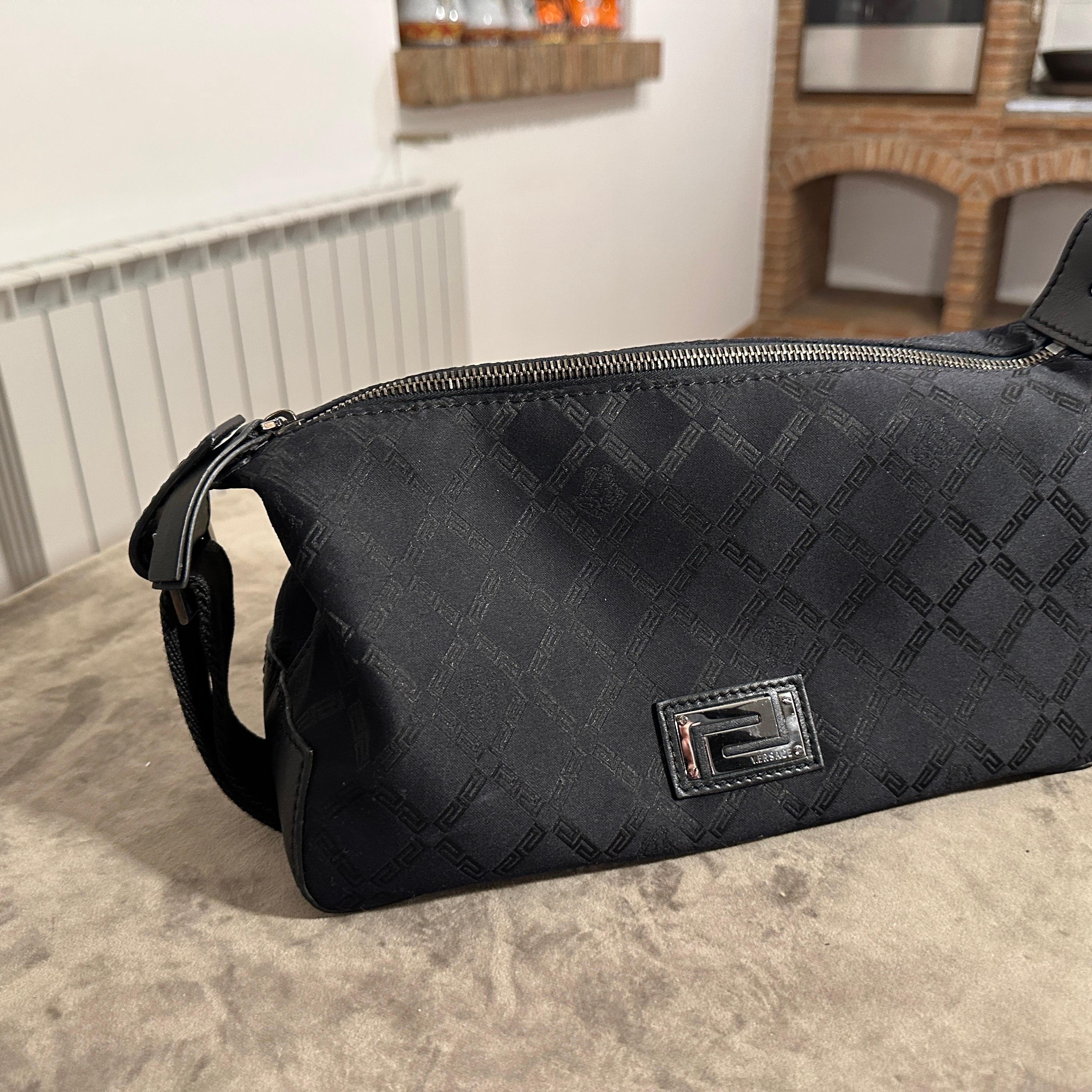 1990er Jahre Schwarze Handtasche aus Stoff und Leder von Gianni Versace im Angebot 16