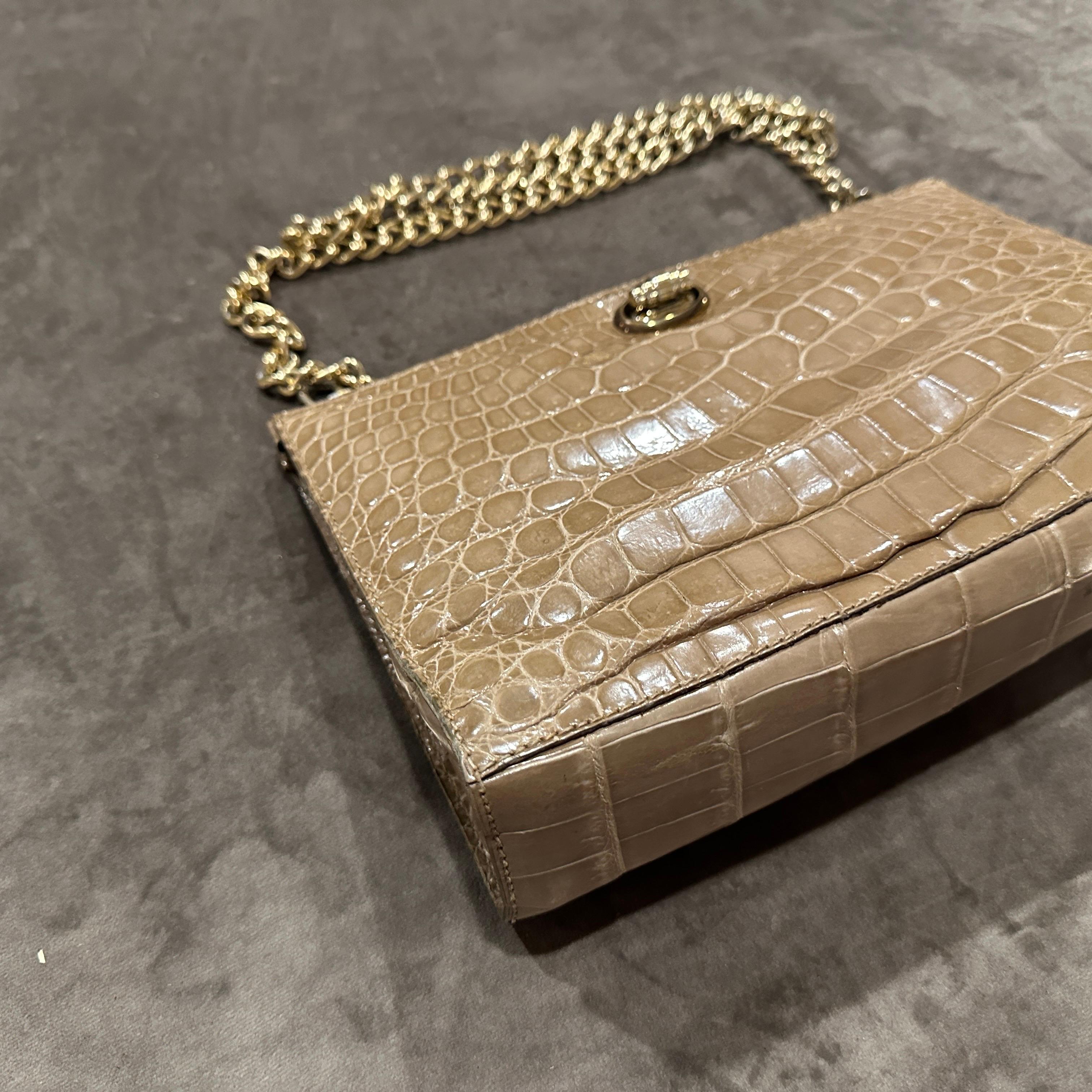 Marrone Pelle marrone chiaro di alta qualità e hardware in ottone italiano degli anni '80. Borsa a tracolla in vendita