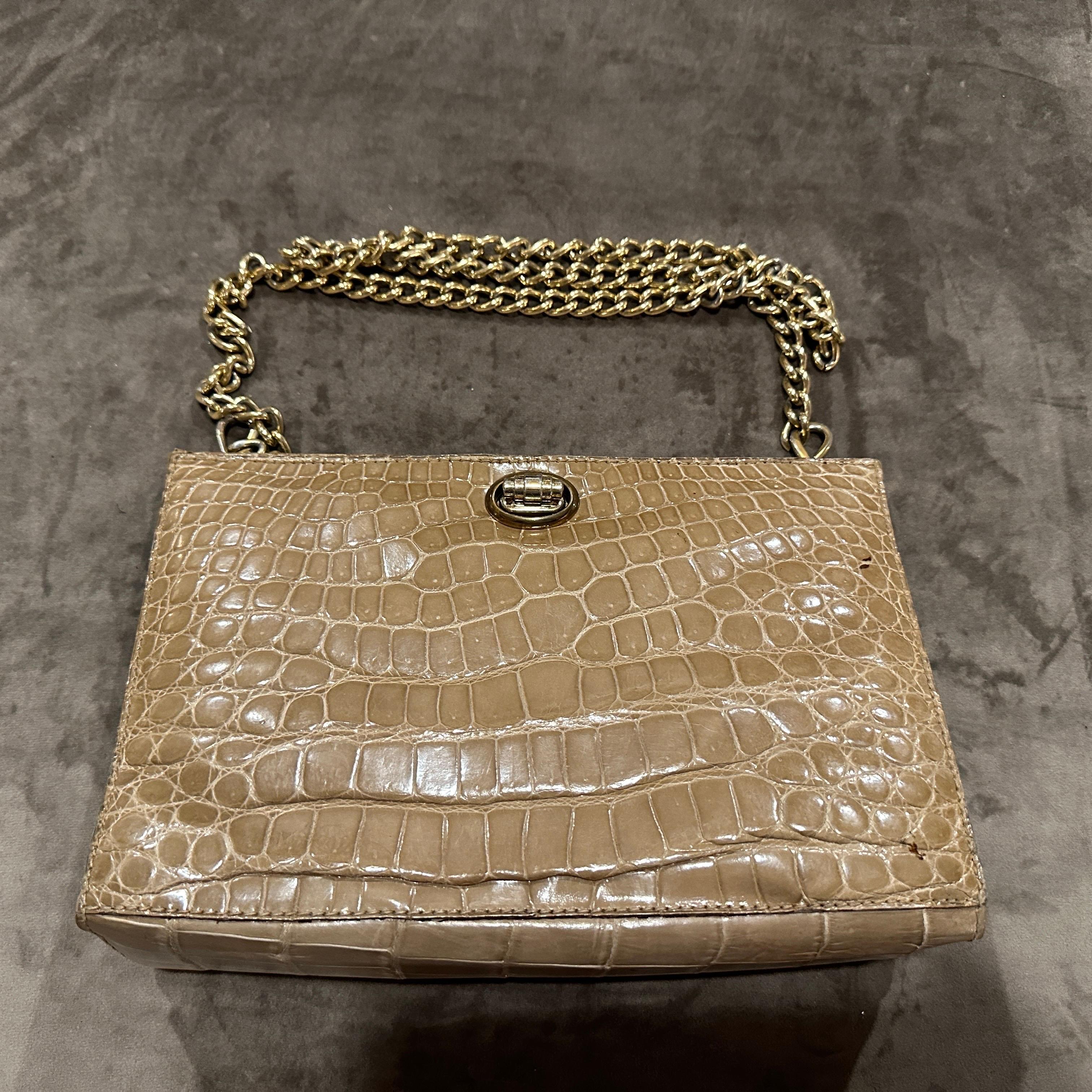 Borsa a tracolla vintage anni '80 in pelle marrone chiaro di alta qualità con hardware in ottone
Questa sofisticata borsa a tracolla vintage è una testimonianza dell'artigianato italiano di alta qualità degli anni Ottanta. Questo pezzo elegante è