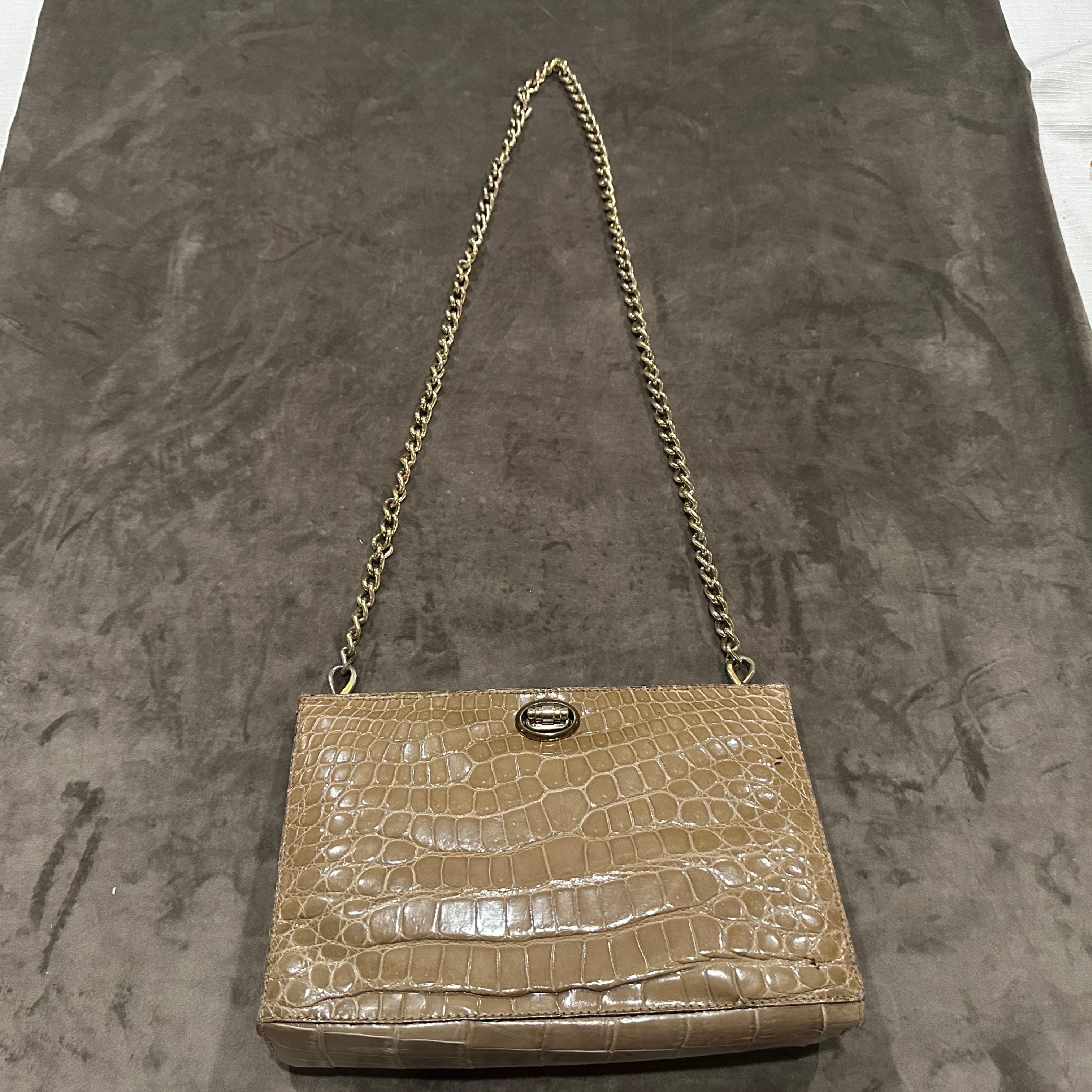 Donna Pelle marrone chiaro di alta qualità e hardware in ottone italiano degli anni '80. Borsa a tracolla in vendita