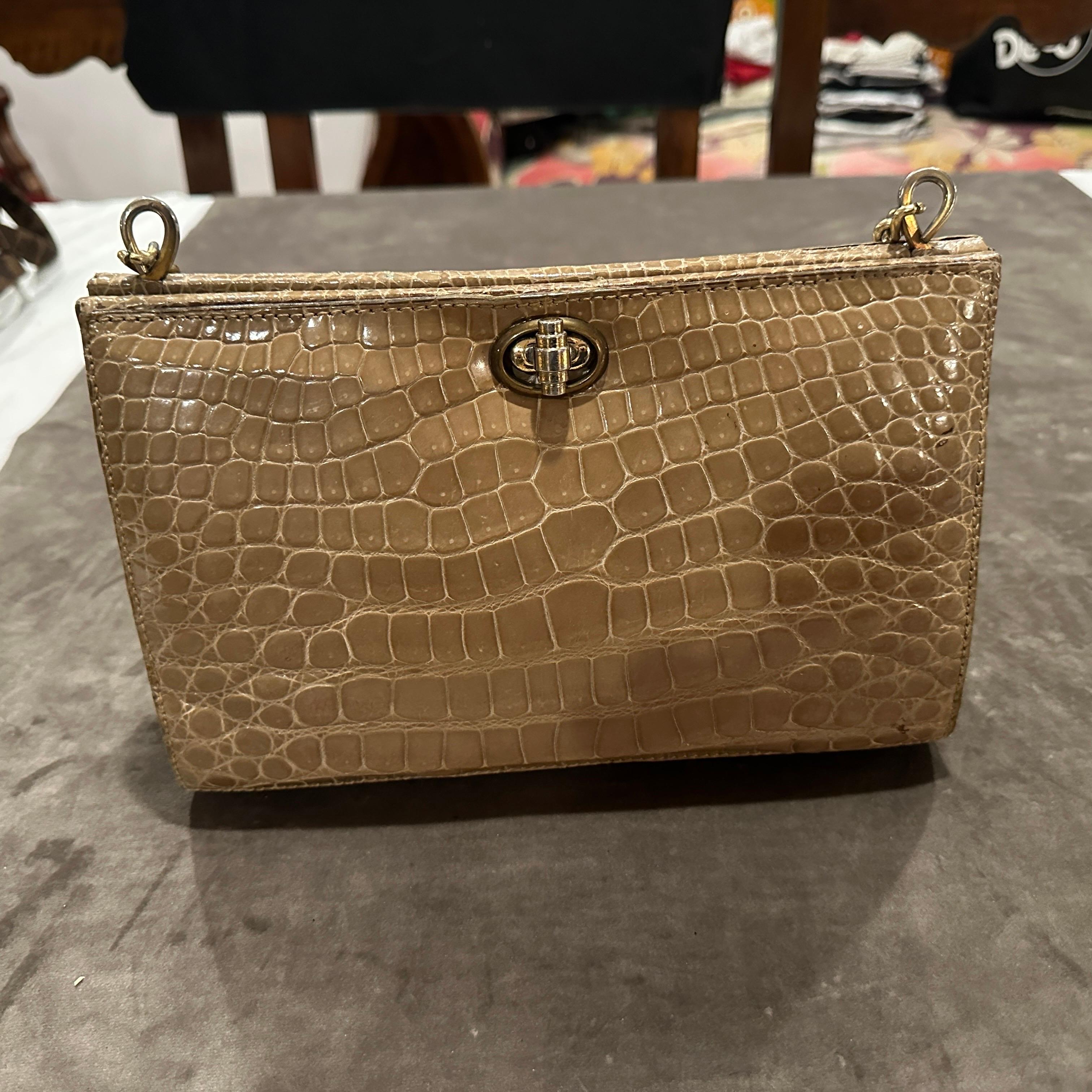Pelle marrone chiaro di alta qualità e hardware in ottone italiano degli anni '80. Borsa a tracolla in vendita 3