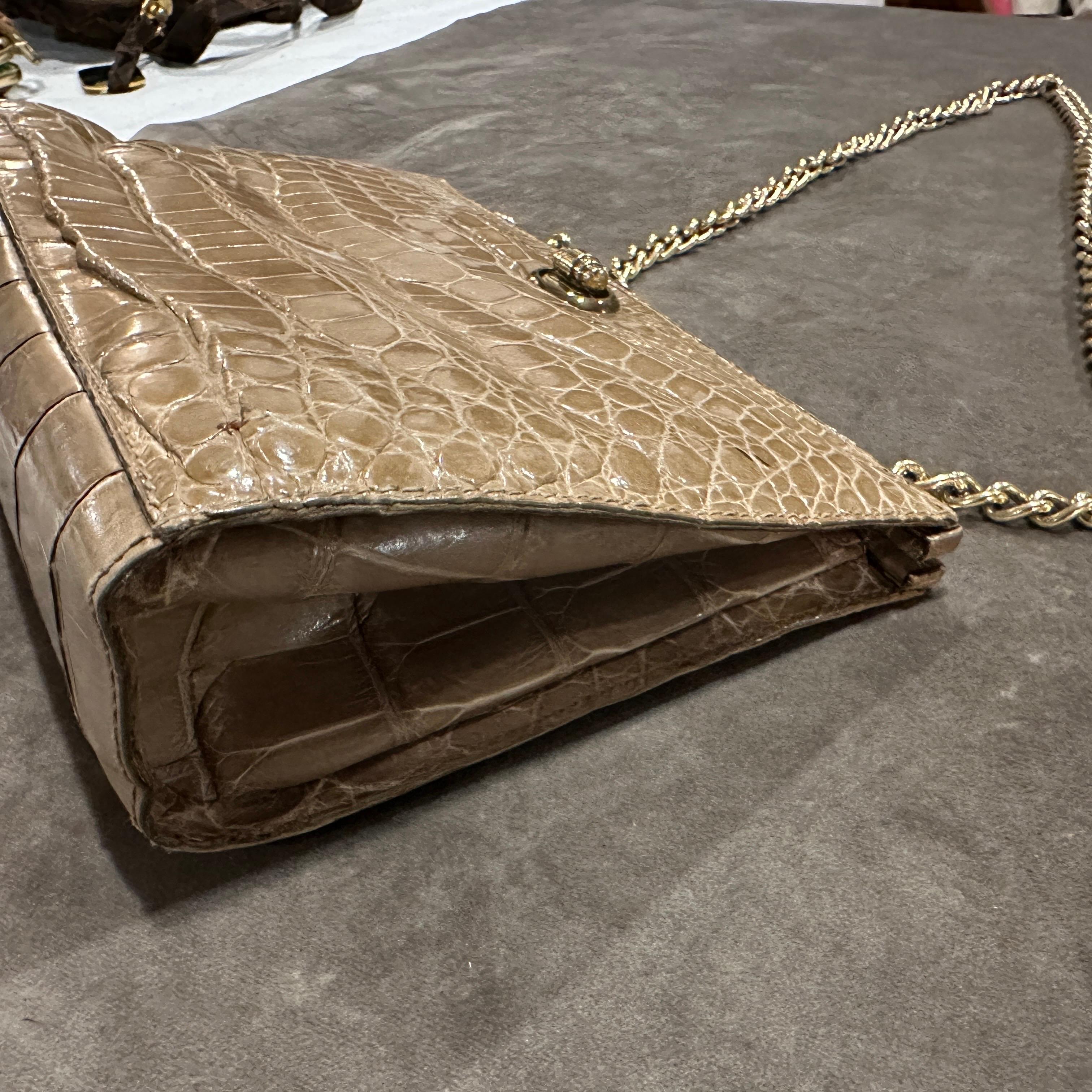 Pelle marrone chiaro di alta qualità e hardware in ottone italiano degli anni '80. Borsa a tracolla in vendita 1