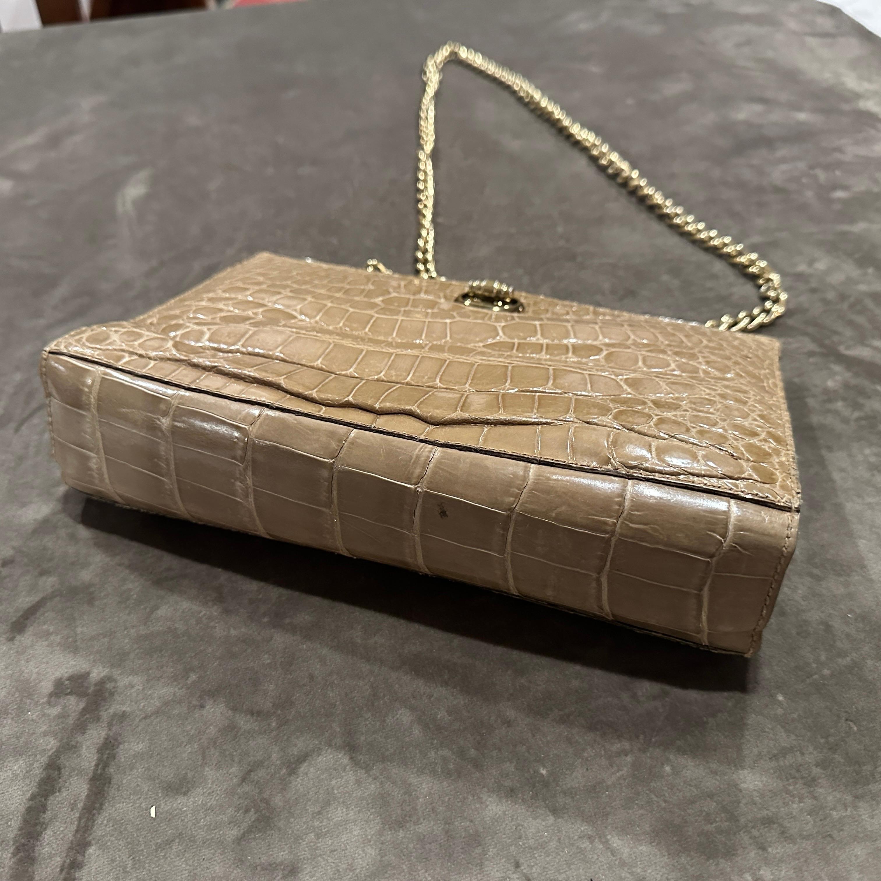 Pelle marrone chiaro di alta qualità e hardware in ottone italiano degli anni '80. Borsa a tracolla in vendita 2