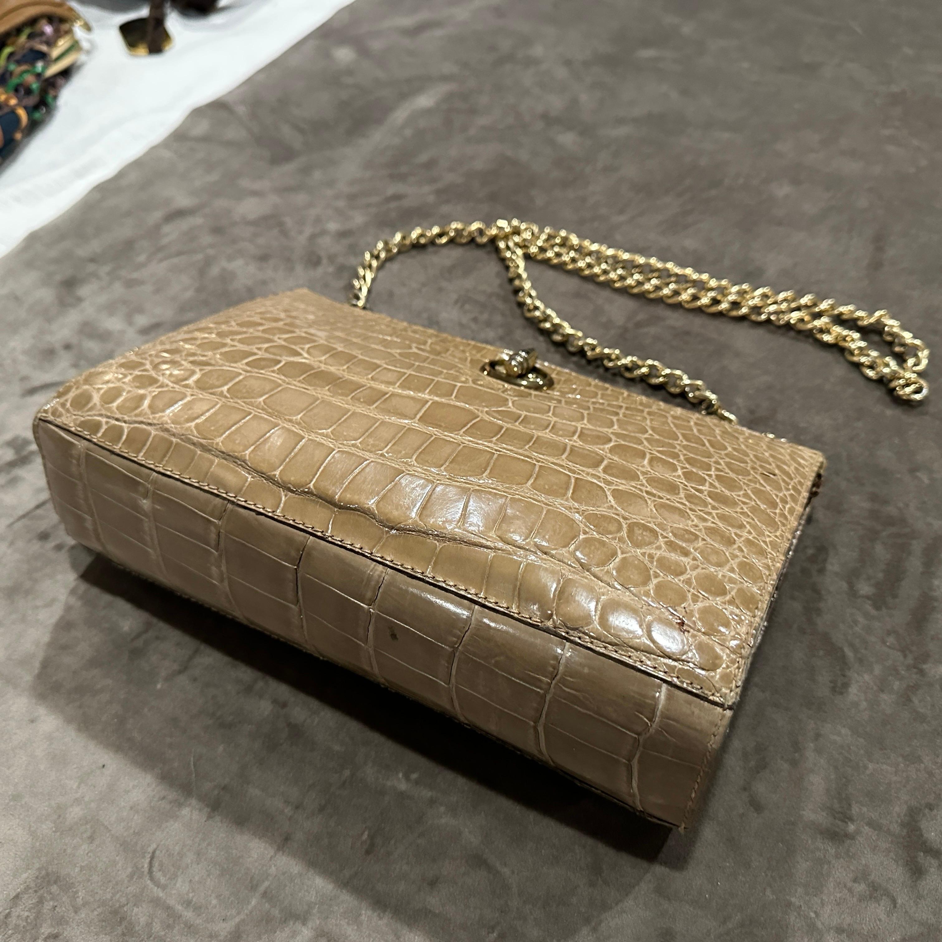 Pelle marrone chiaro di alta qualità e hardware in ottone italiano degli anni '80. Borsa a tracolla in vendita 5