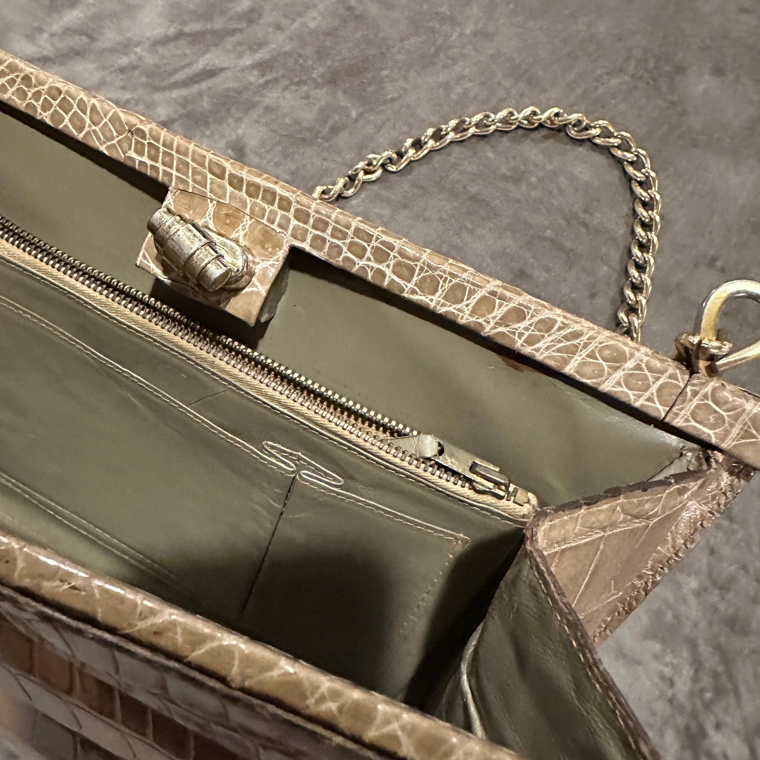 Pelle marrone chiaro di alta qualità e hardware in ottone italiano degli anni '80. Borsa a tracolla in vendita 4