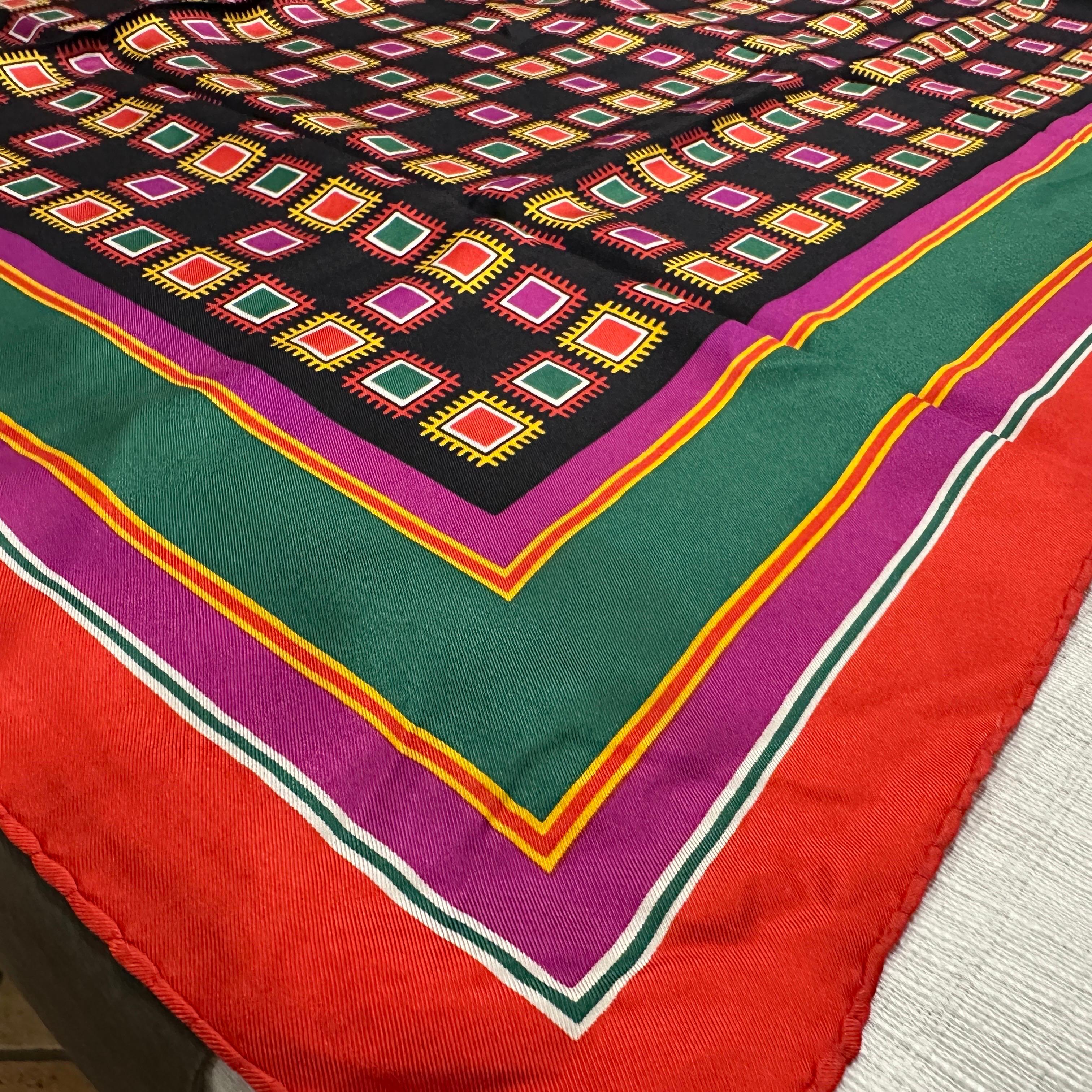 Un'elegante sciarpa in seta con stampa geometrica degli anni '90 di Yves Saint Laurent in vendita 2