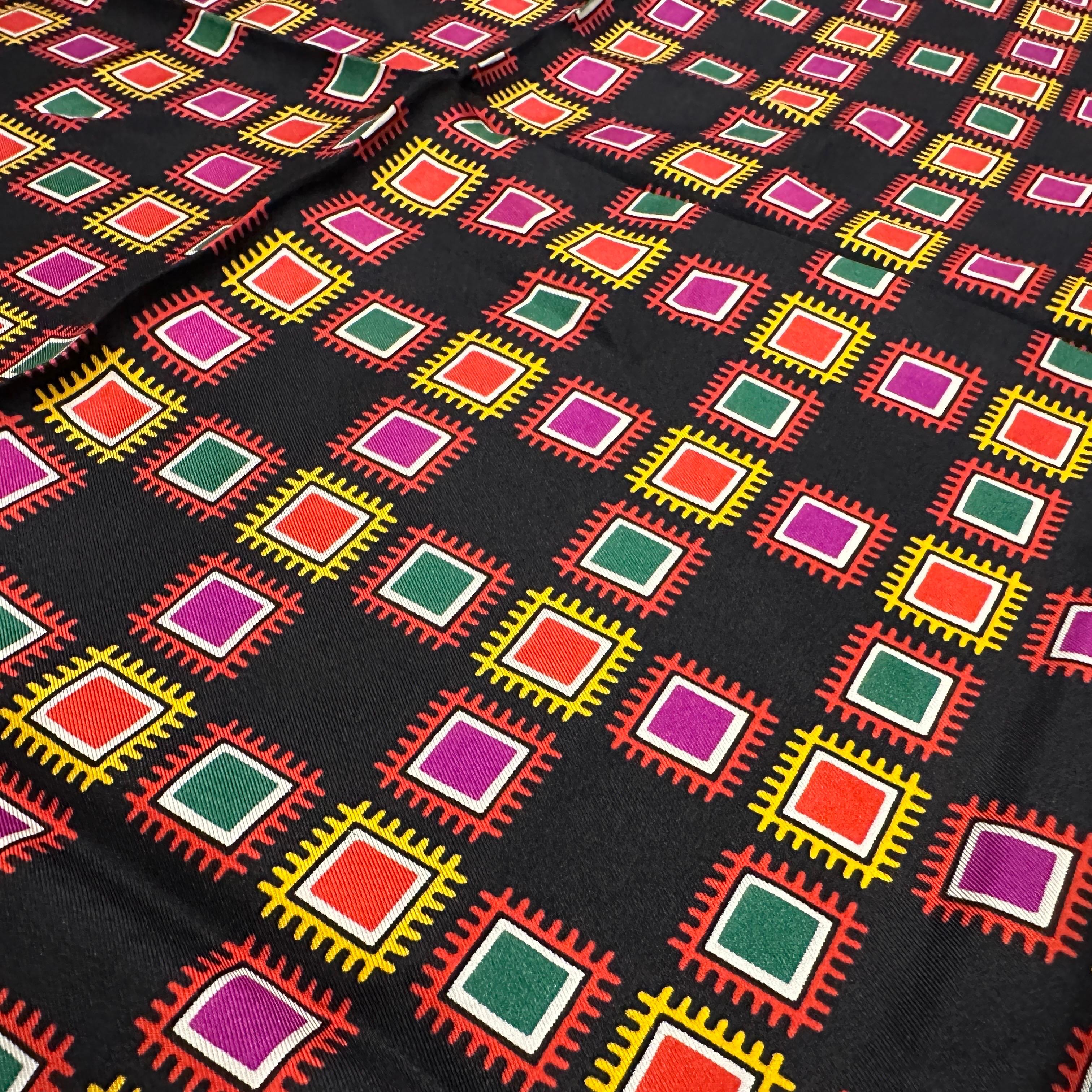 Un'elegante sciarpa in seta con stampa geometrica degli anni '90 di Yves Saint Laurent in vendita 4