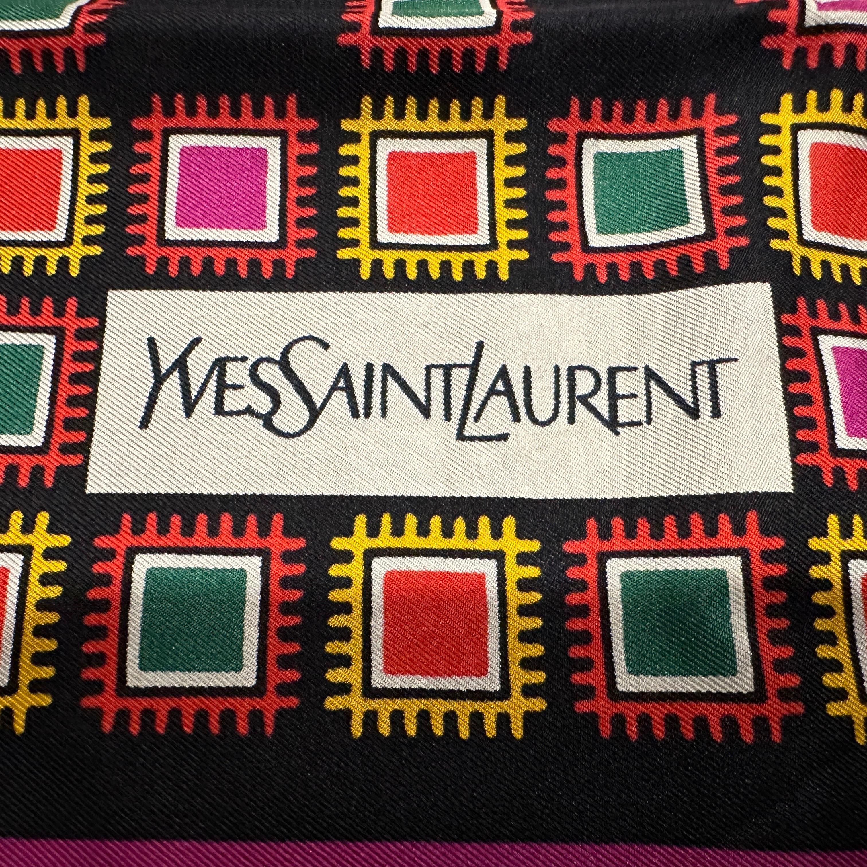 Un'elegante sciarpa in seta con stampa geometrica degli anni '90 di Yves Saint Laurent in vendita 3