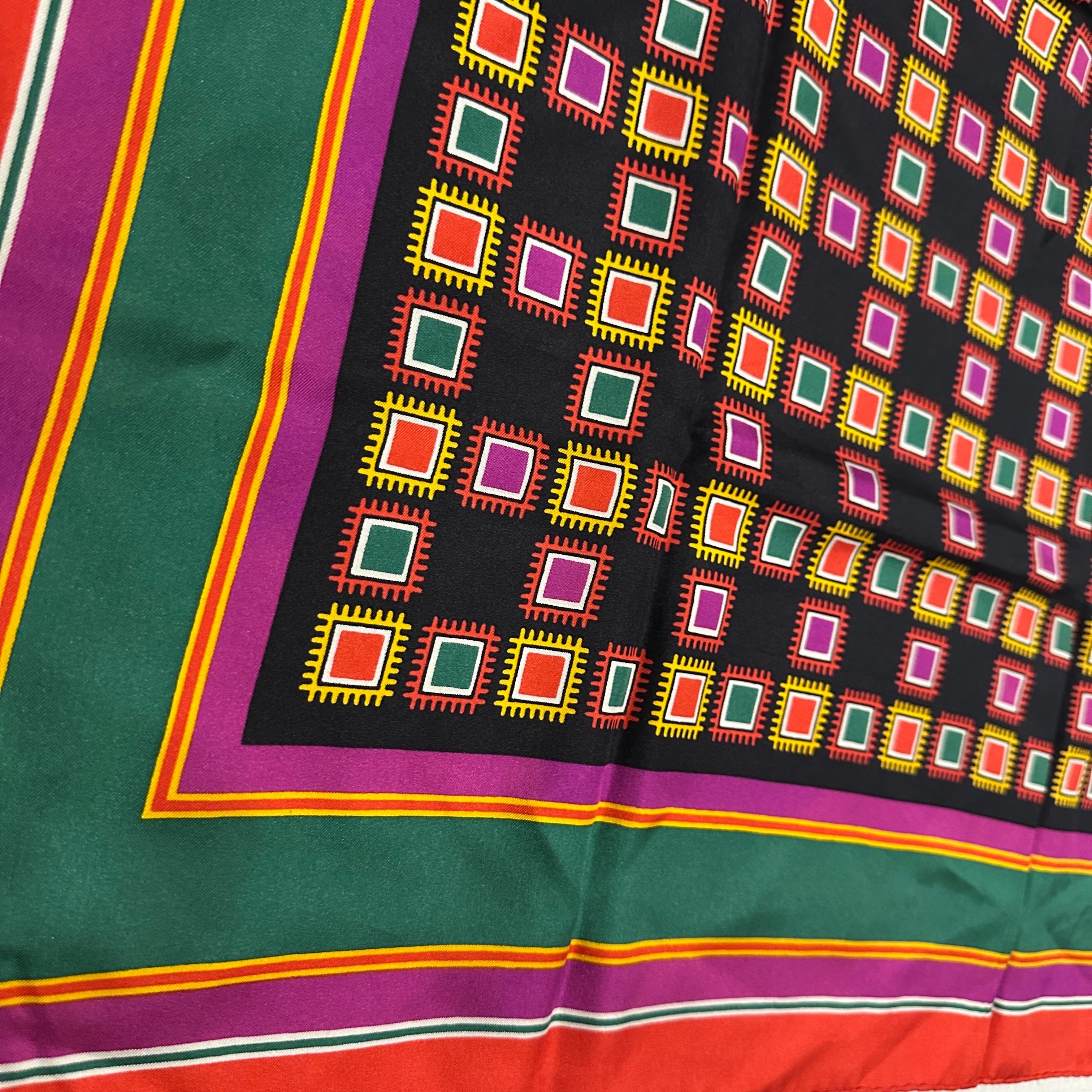Un'elegante sciarpa in seta con stampa geometrica degli anni '90 di Yves Saint Laurent in vendita 7
