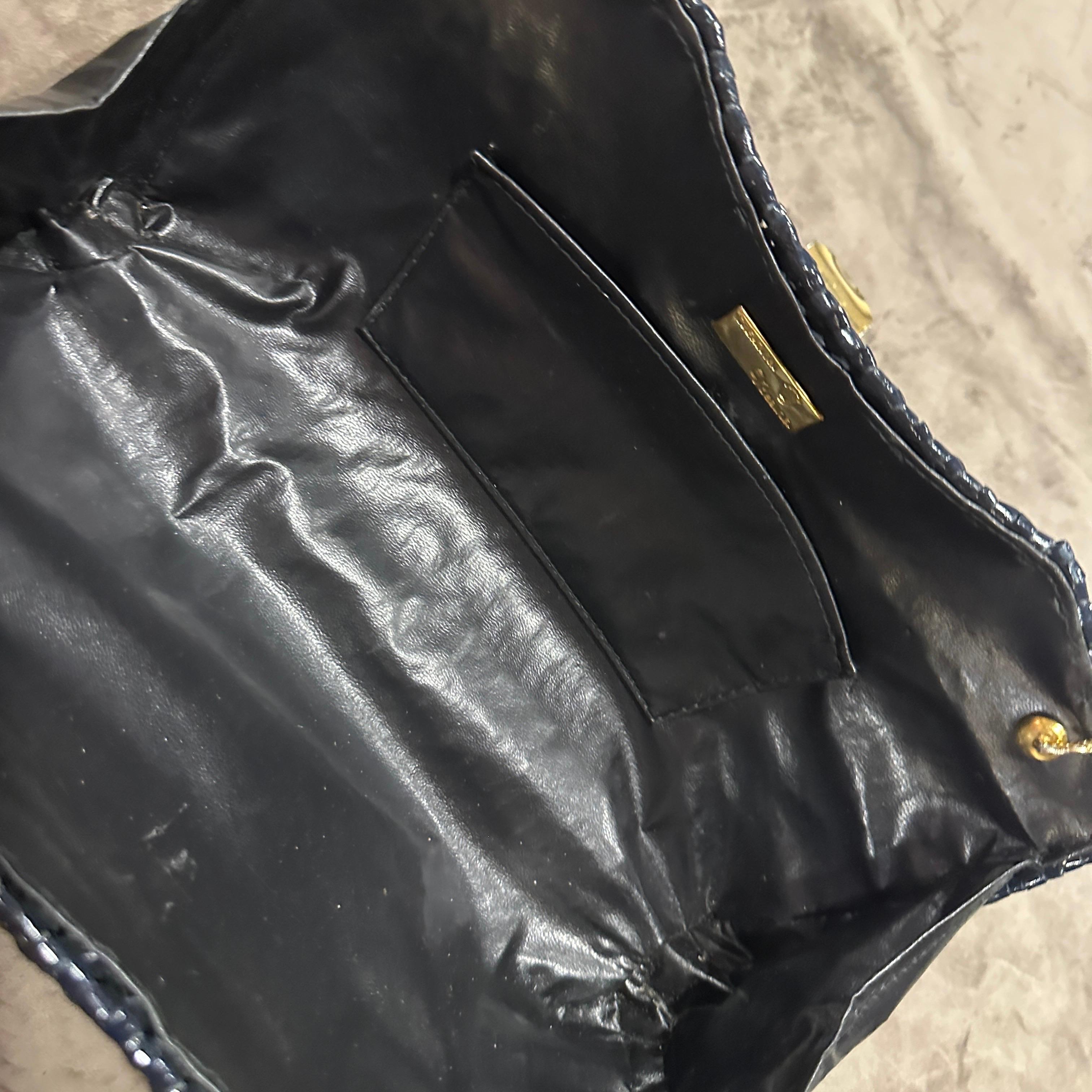 Borsa a tracolla italiana anni '50 in vimini blu navy e hardware a doppia tonalità In condizioni ottime in vendita a Aci Castello, IT