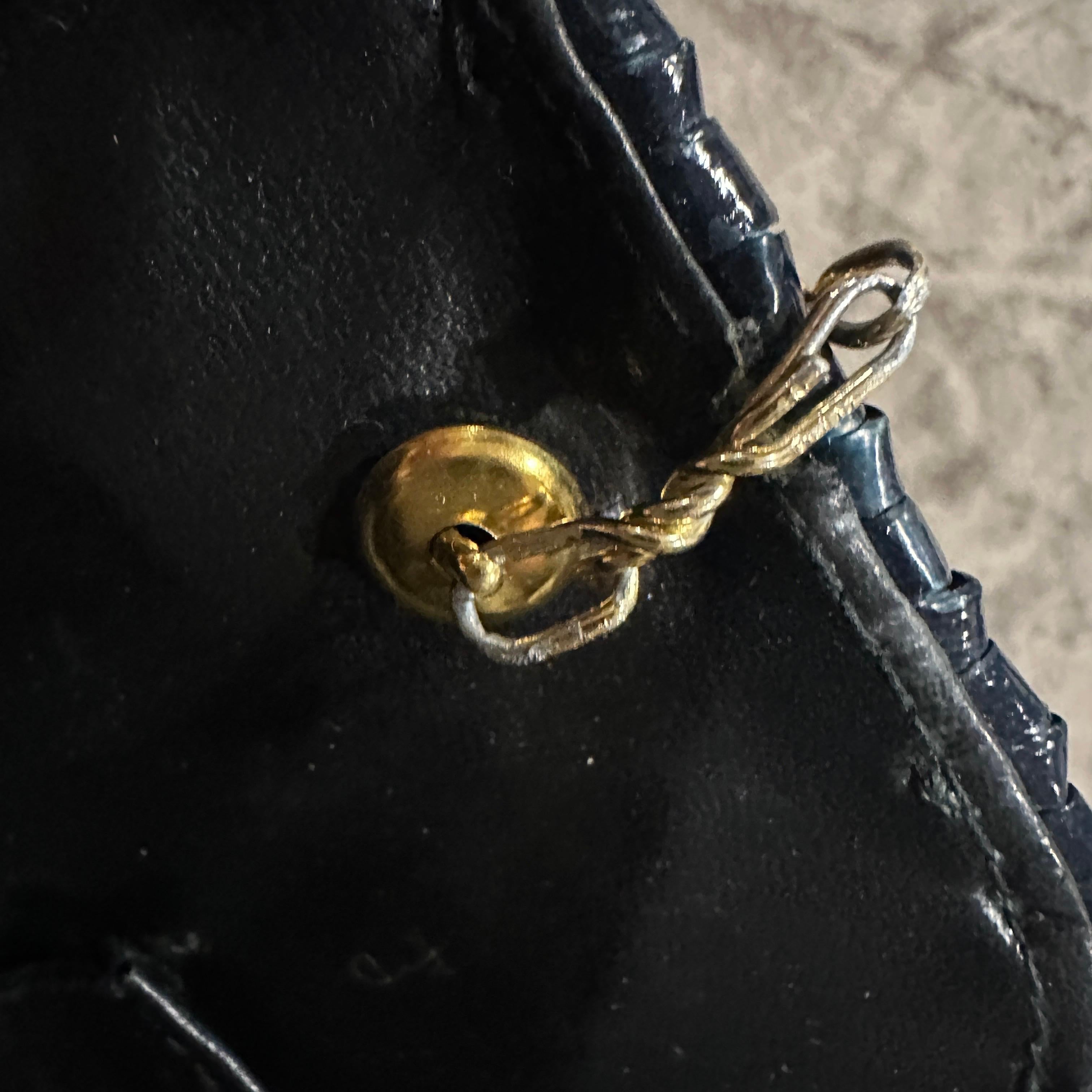 Donna Borsa a tracolla italiana anni '50 in vimini blu navy e hardware a doppia tonalità in vendita